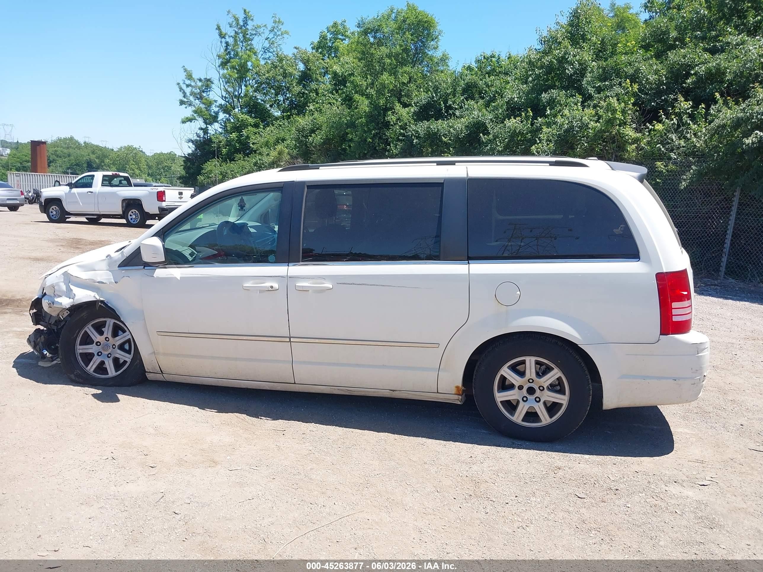 2010 Chrysler Town & Country Touring White vin: 2A4RR5D13AR306575