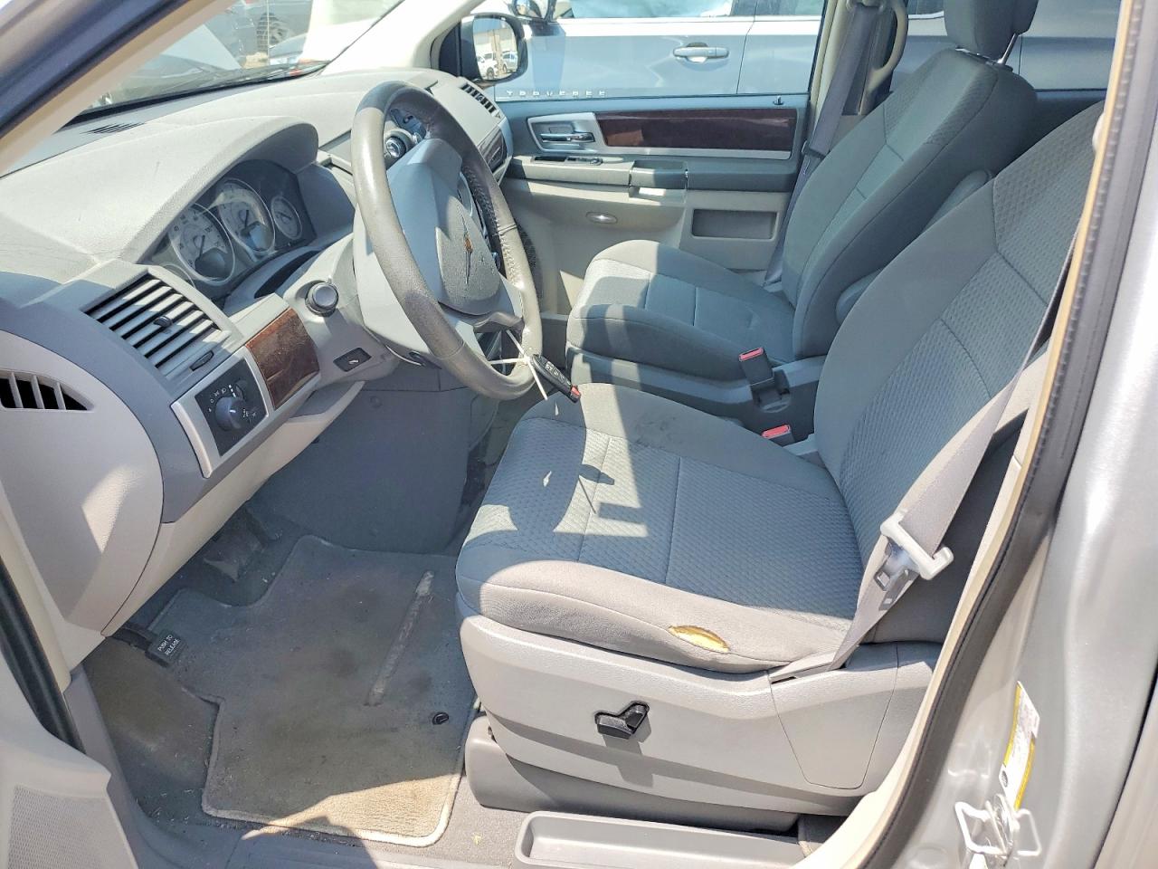 2010 Chrysler Town & Country Touring Silver vin: 2A4RR5D13AR338801