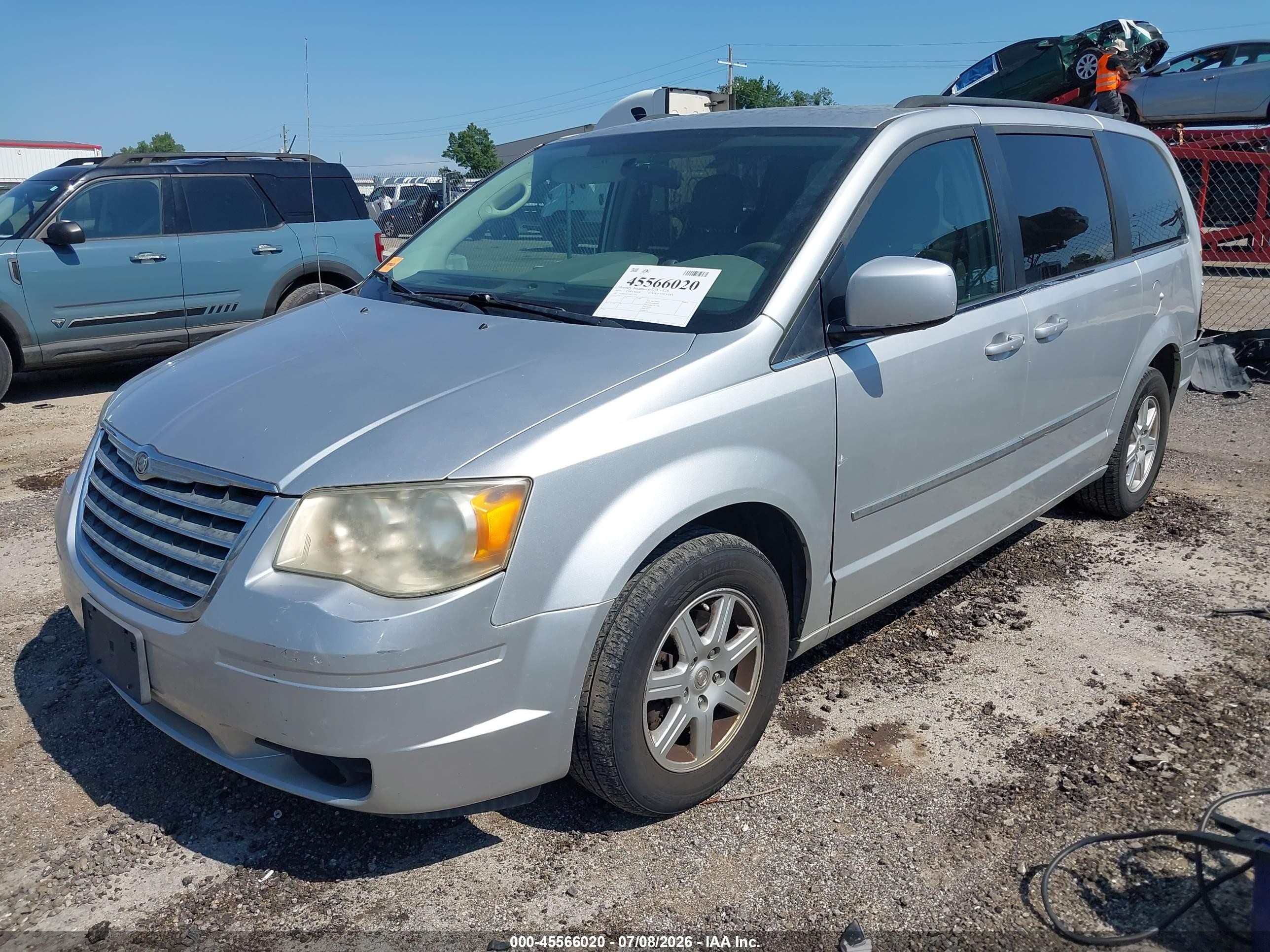 2010 Chrysler Town & Country Touring Silver vin: 2A4RR5D13AR373354