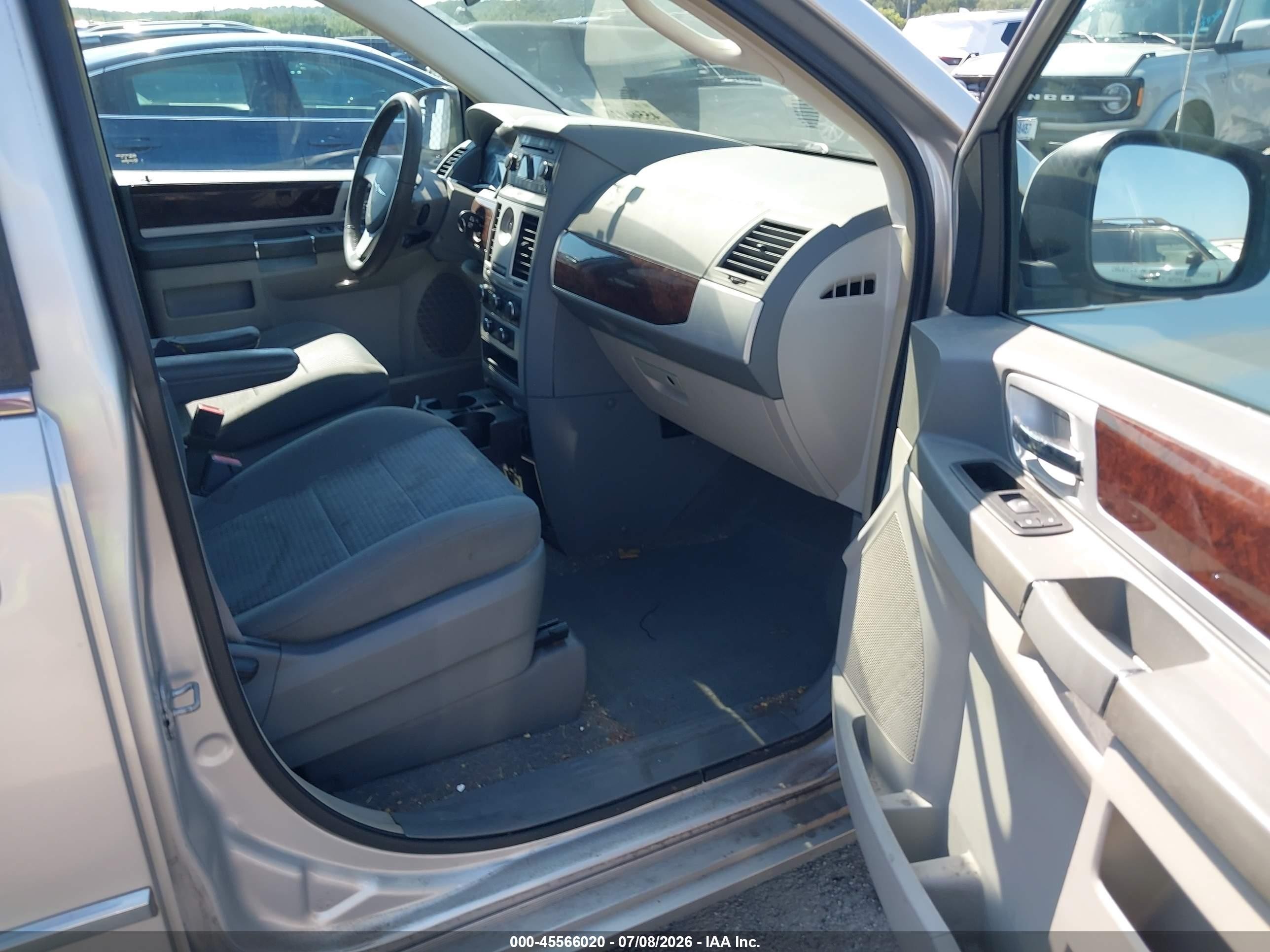 2010 Chrysler Town & Country Touring Silver vin: 2A4RR5D13AR373354