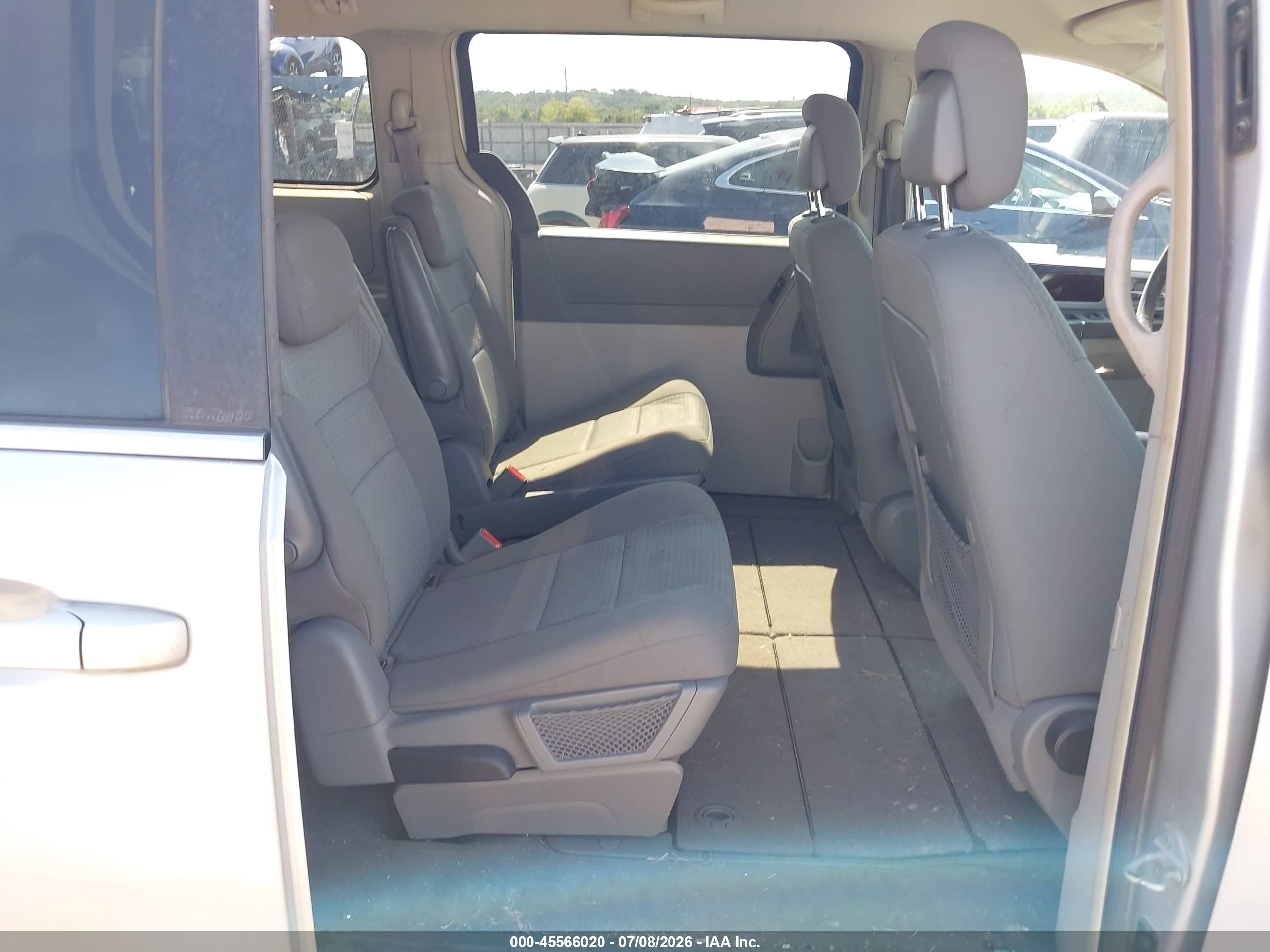 2010 Chrysler Town & Country Touring Silver vin: 2A4RR5D13AR373354