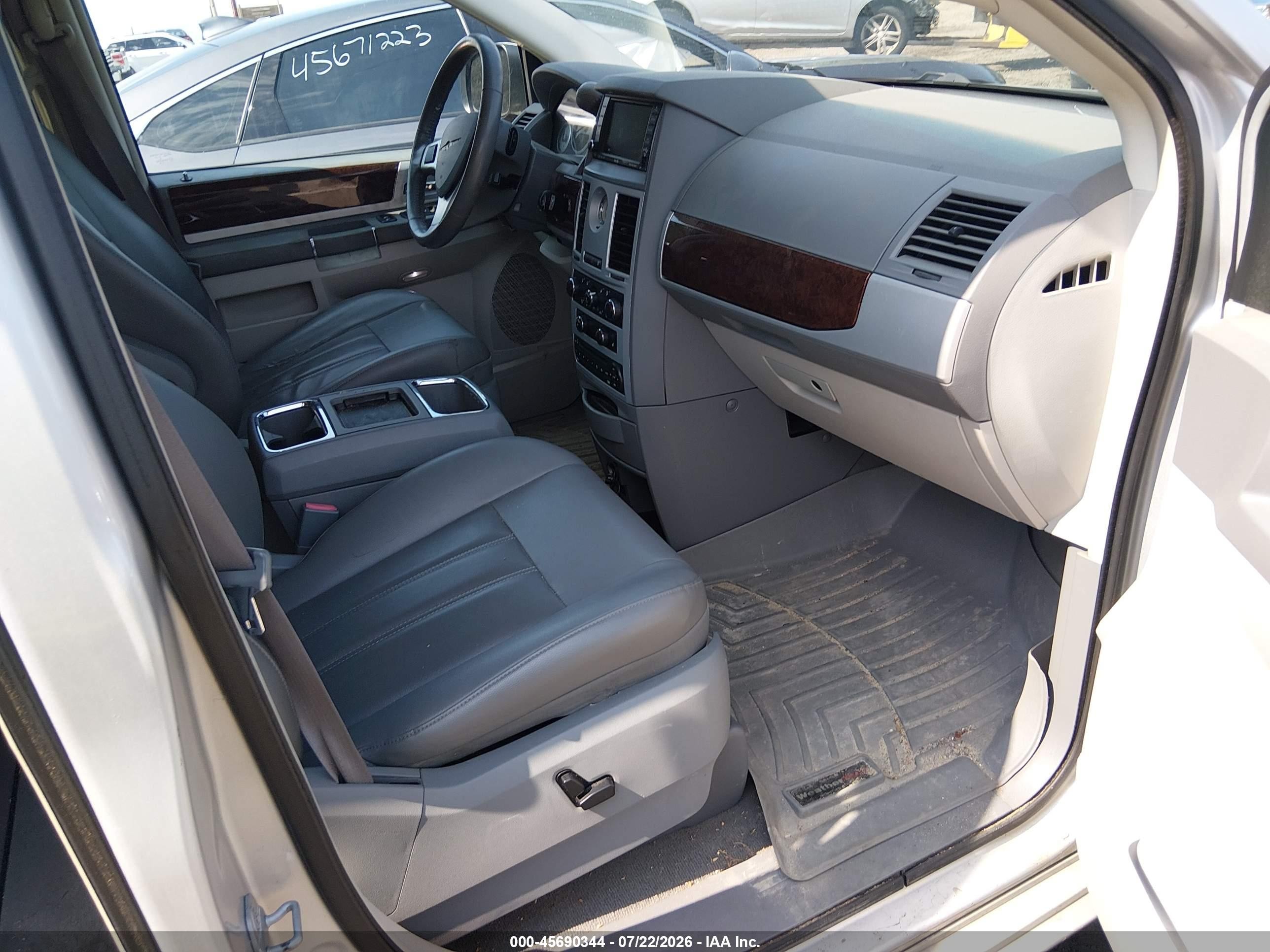2010 Chrysler Town & Country Touring Silver vin: 2A4RR5D14AR177293