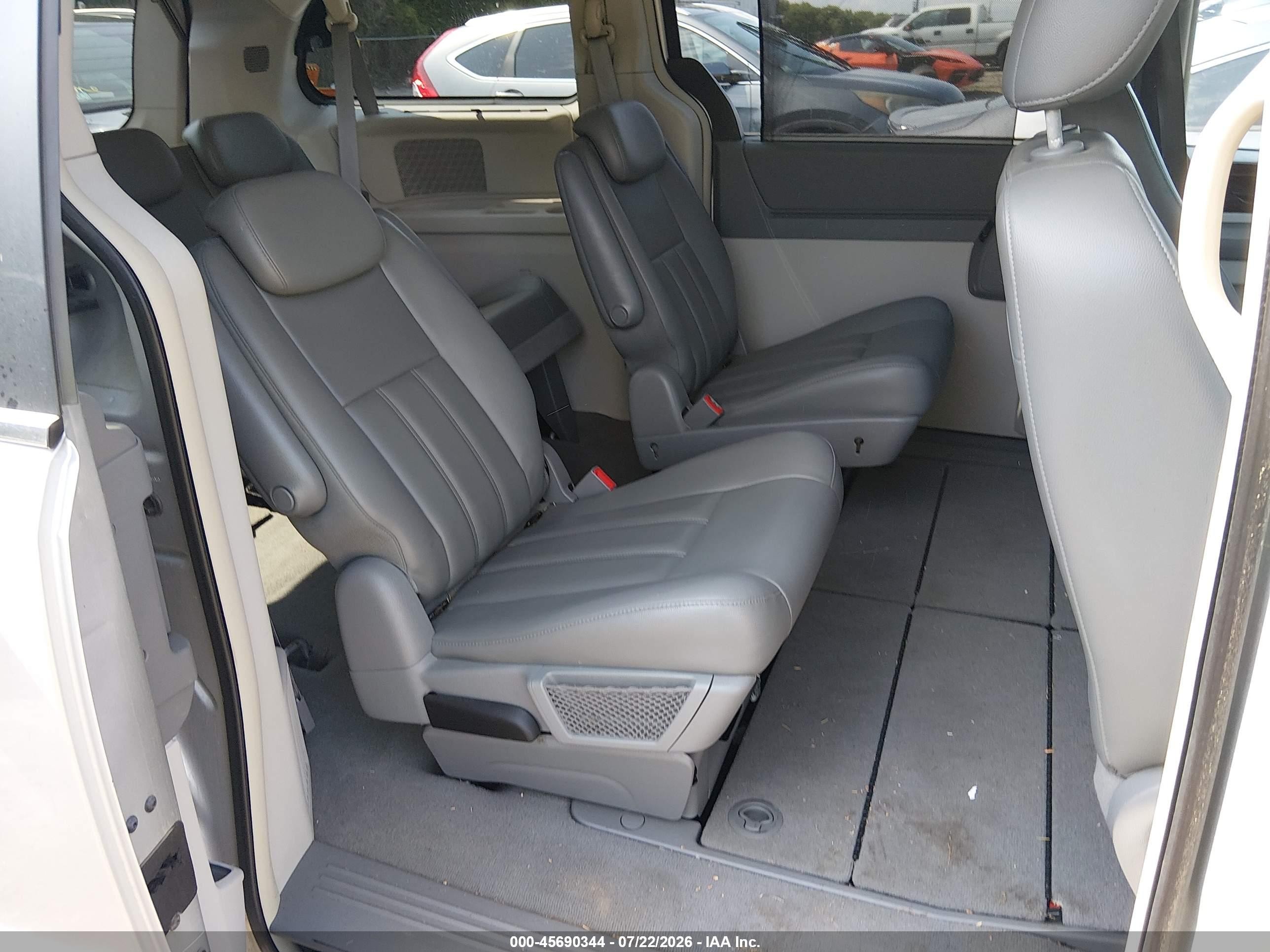 2010 Chrysler Town & Country Touring Silver vin: 2A4RR5D14AR177293
