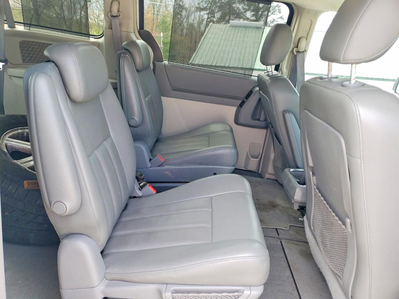 2010 Chrysler Town & Country Touring Silver vin: 2A4RR5D15AR110511