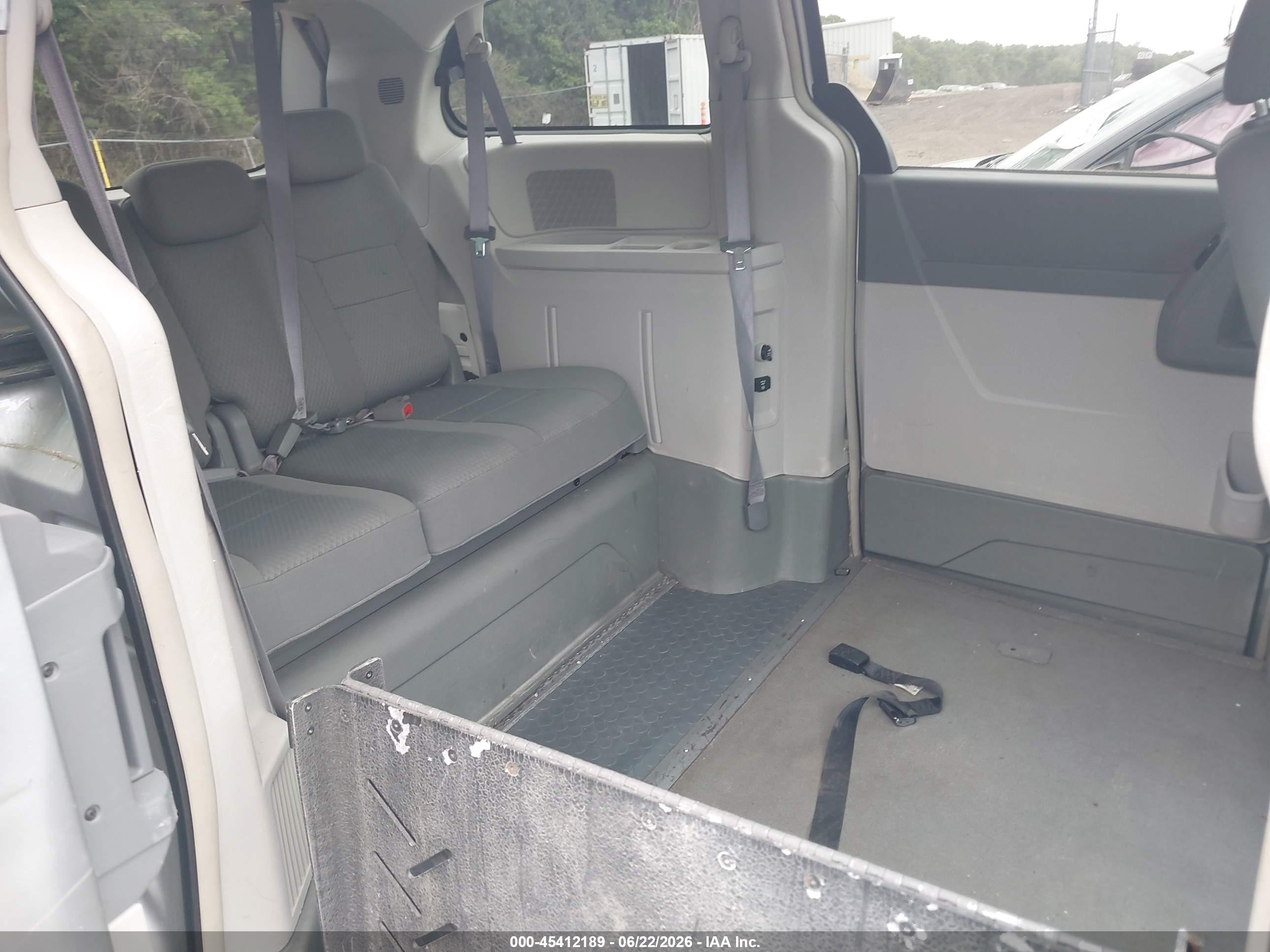 2010 Chrysler Town & Country Touring Silver vin: 2A4RR5D15AR221771