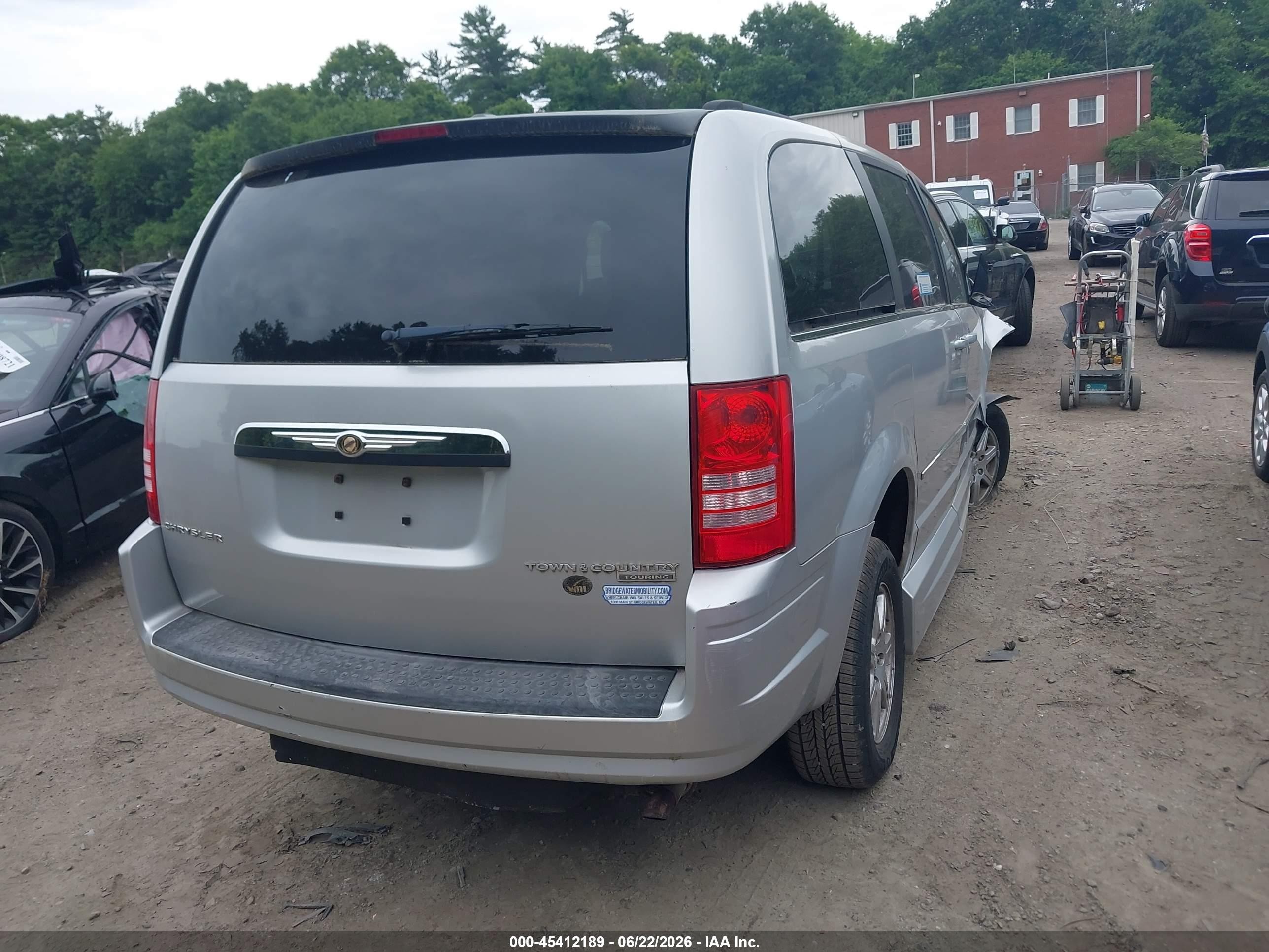 2010 Chrysler Town & Country Touring Silver vin: 2A4RR5D15AR221771