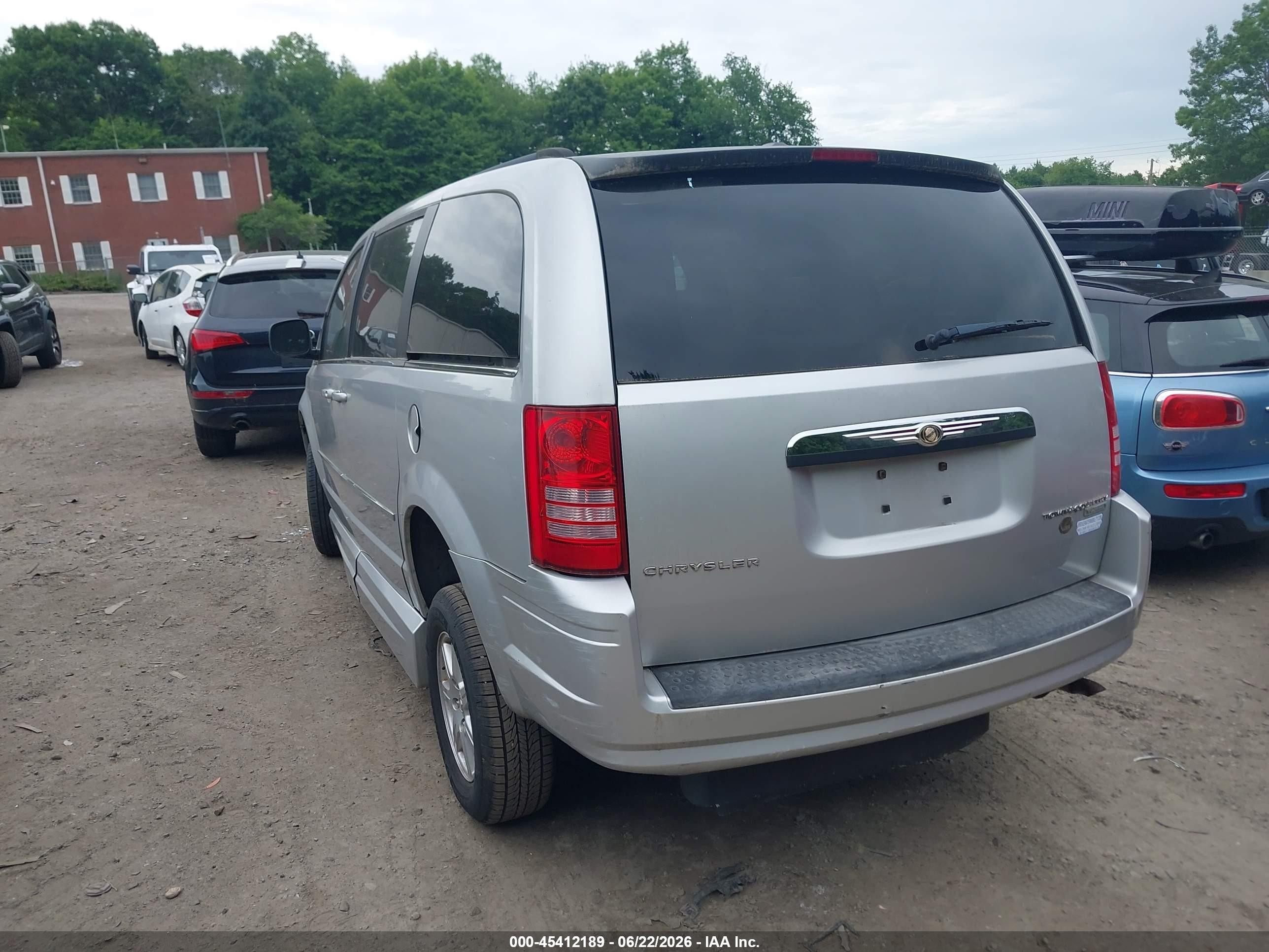 2010 Chrysler Town & Country Touring Silver vin: 2A4RR5D15AR221771