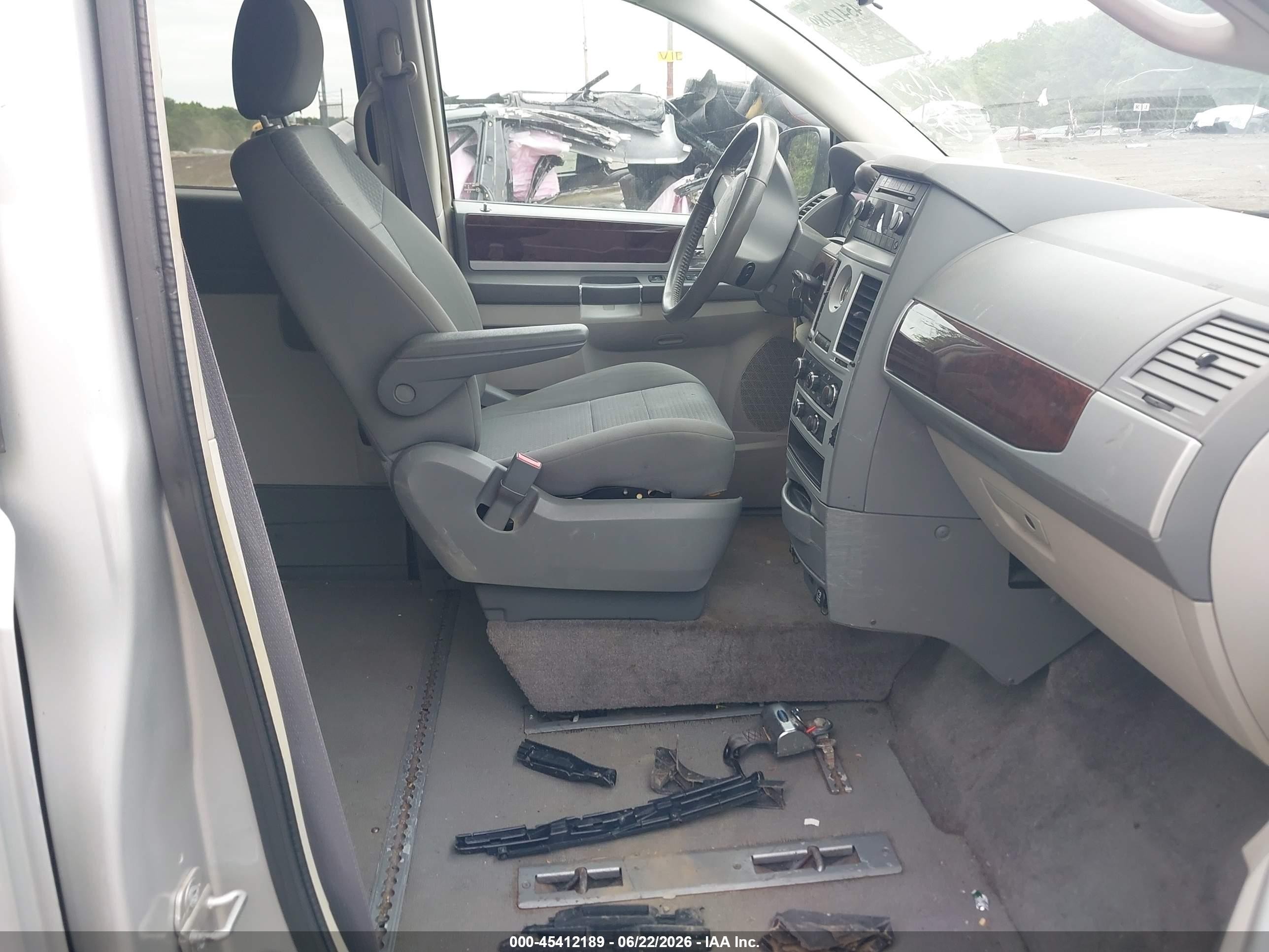 2010 Chrysler Town & Country Touring Silver vin: 2A4RR5D15AR221771