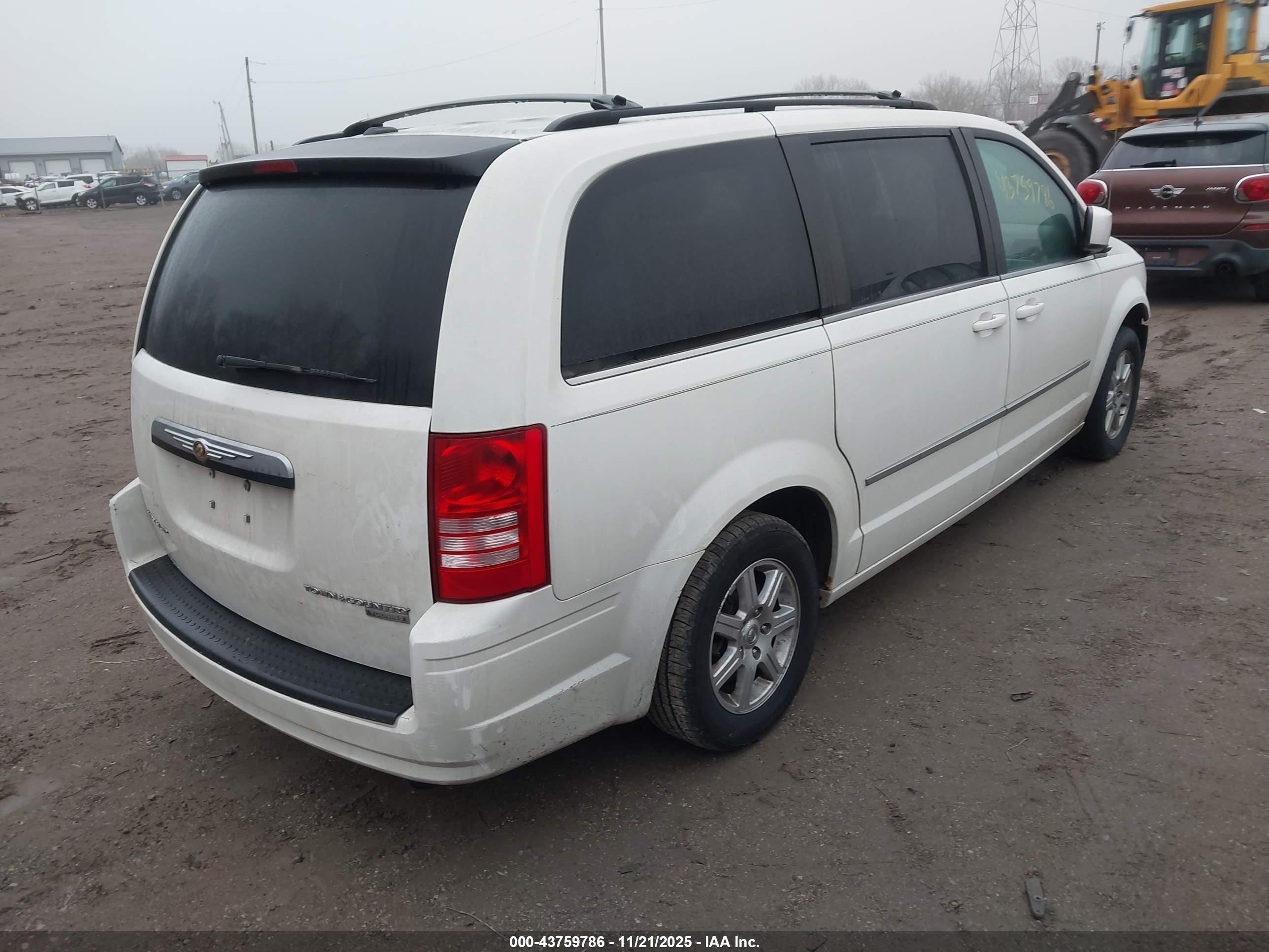 2010 Chrysler Town & Country Touring White vin: 2A4RR5D15AR235637