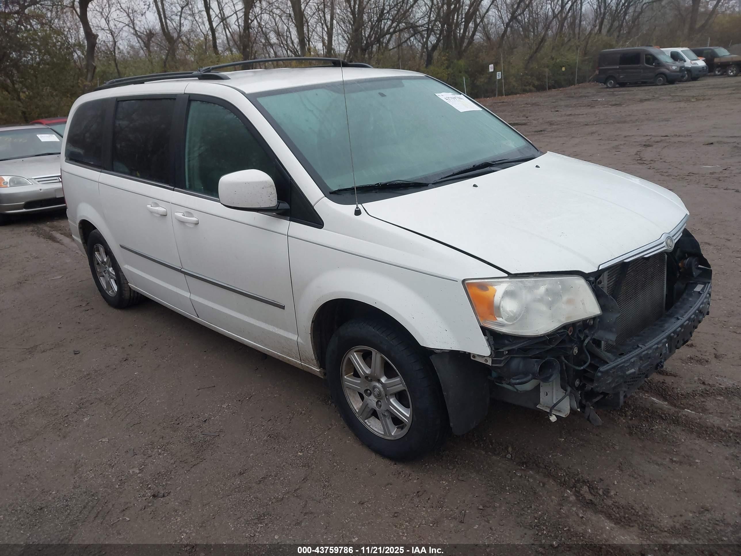 2010 Chrysler Town & Country Touring White vin: 2A4RR5D15AR235637
