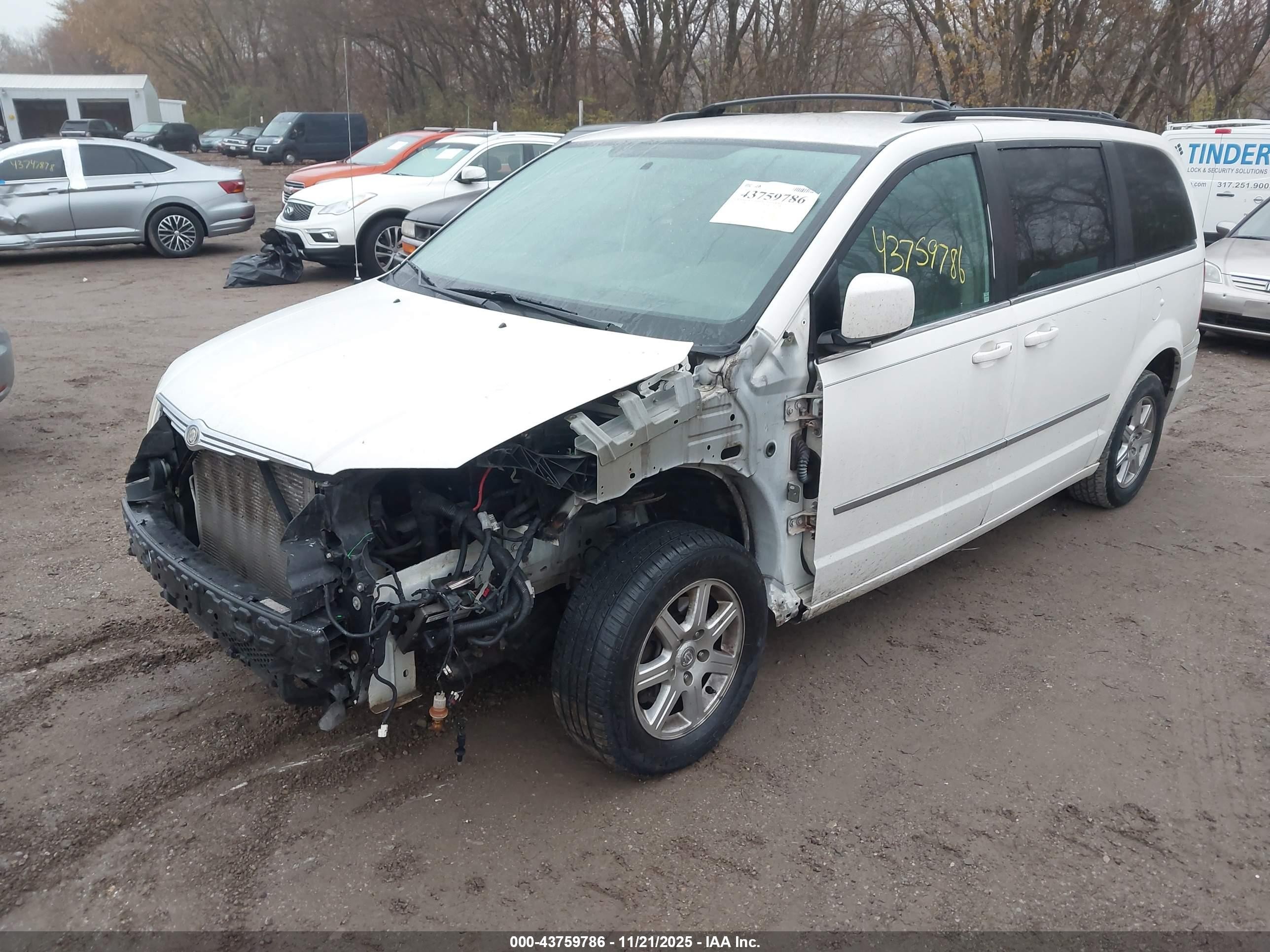 2010 Chrysler Town & Country Touring White vin: 2A4RR5D15AR235637
