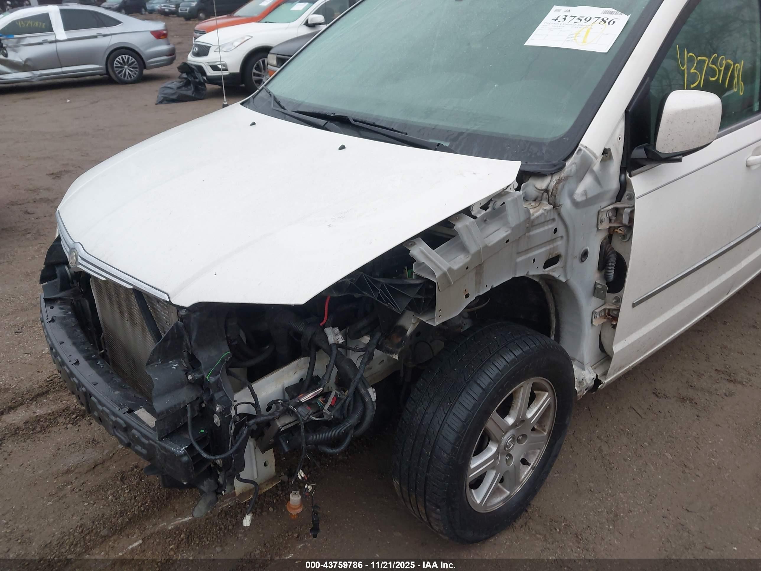 2010 Chrysler Town & Country Touring White vin: 2A4RR5D15AR235637