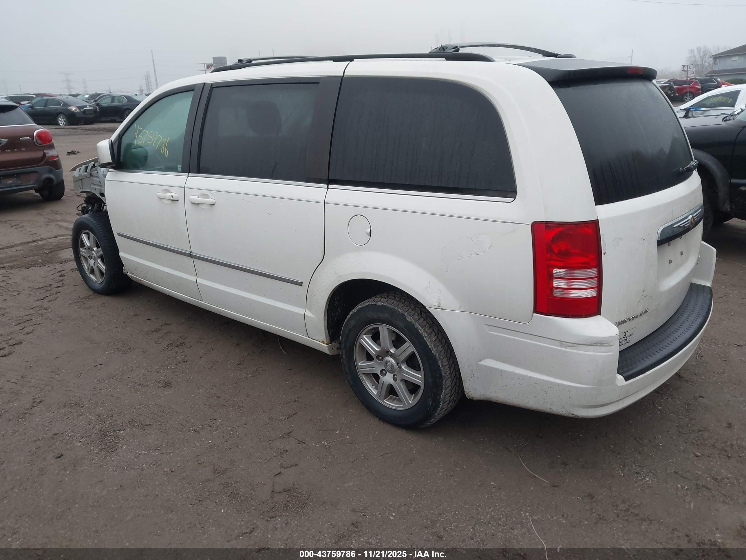 2010 Chrysler Town & Country Touring White vin: 2A4RR5D15AR235637