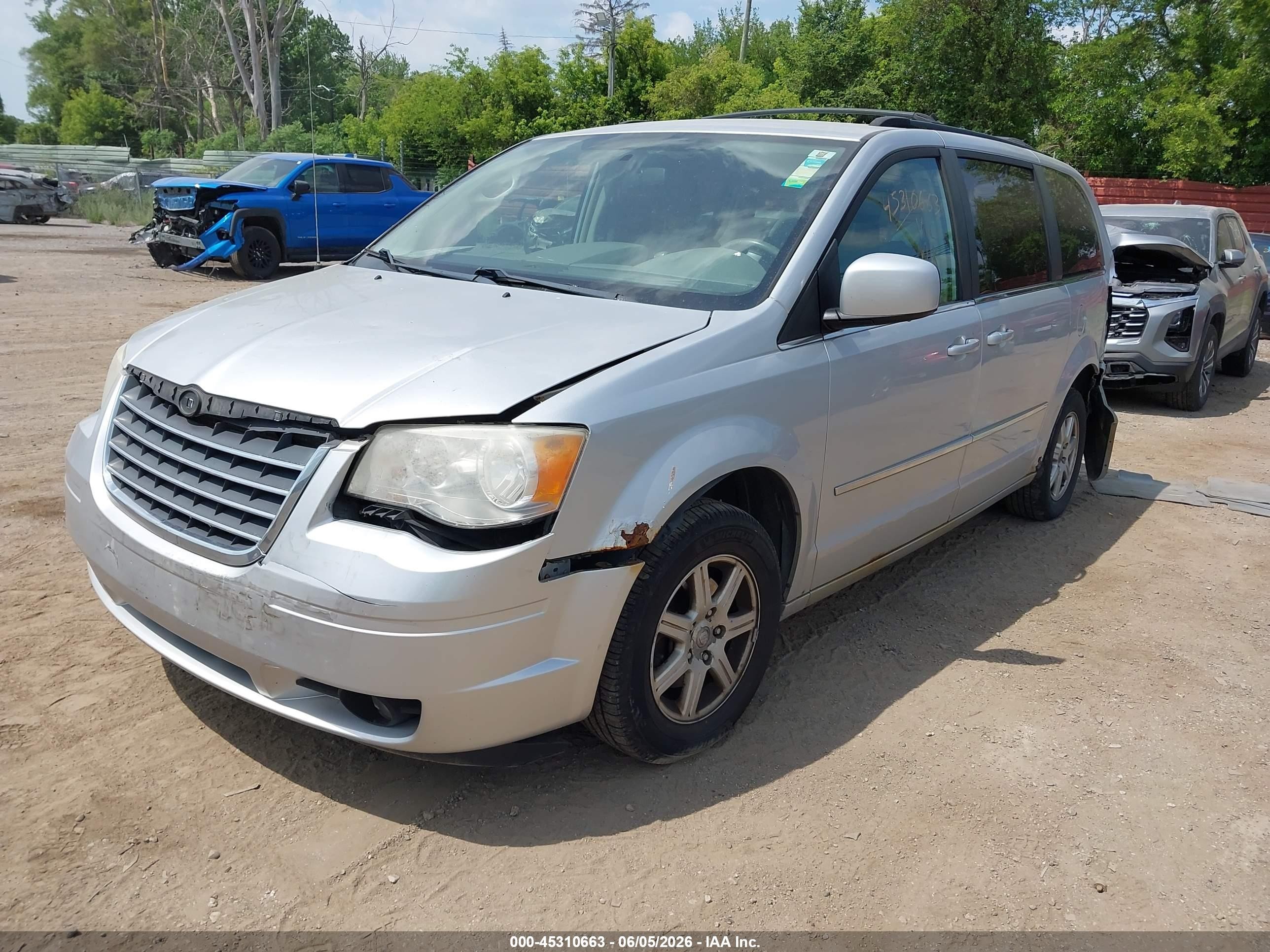 2010 Chrysler Town & Country Touring Silver vin: 2A4RR5D15AR262501