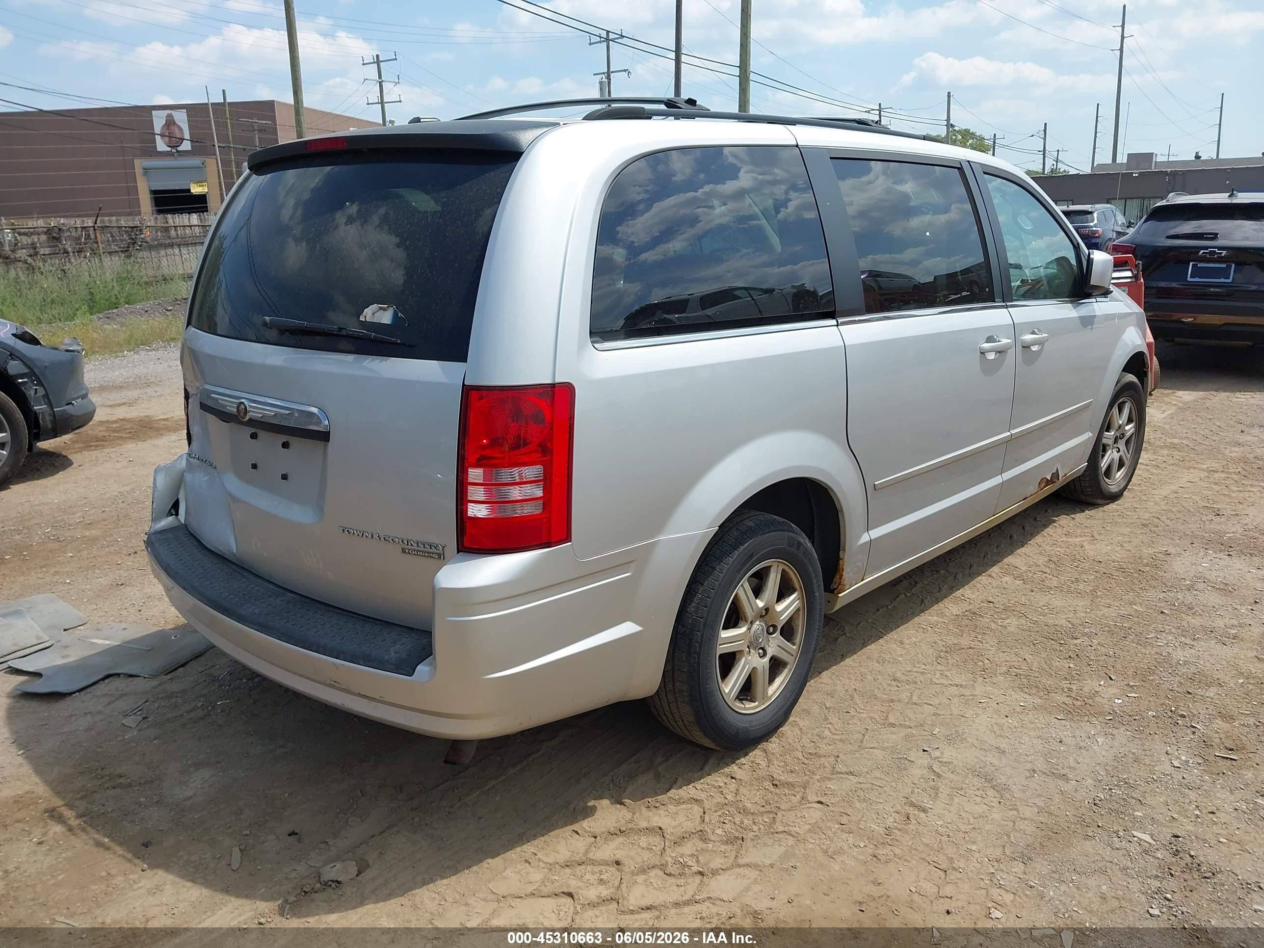 2010 Chrysler Town & Country Touring Silver vin: 2A4RR5D15AR262501