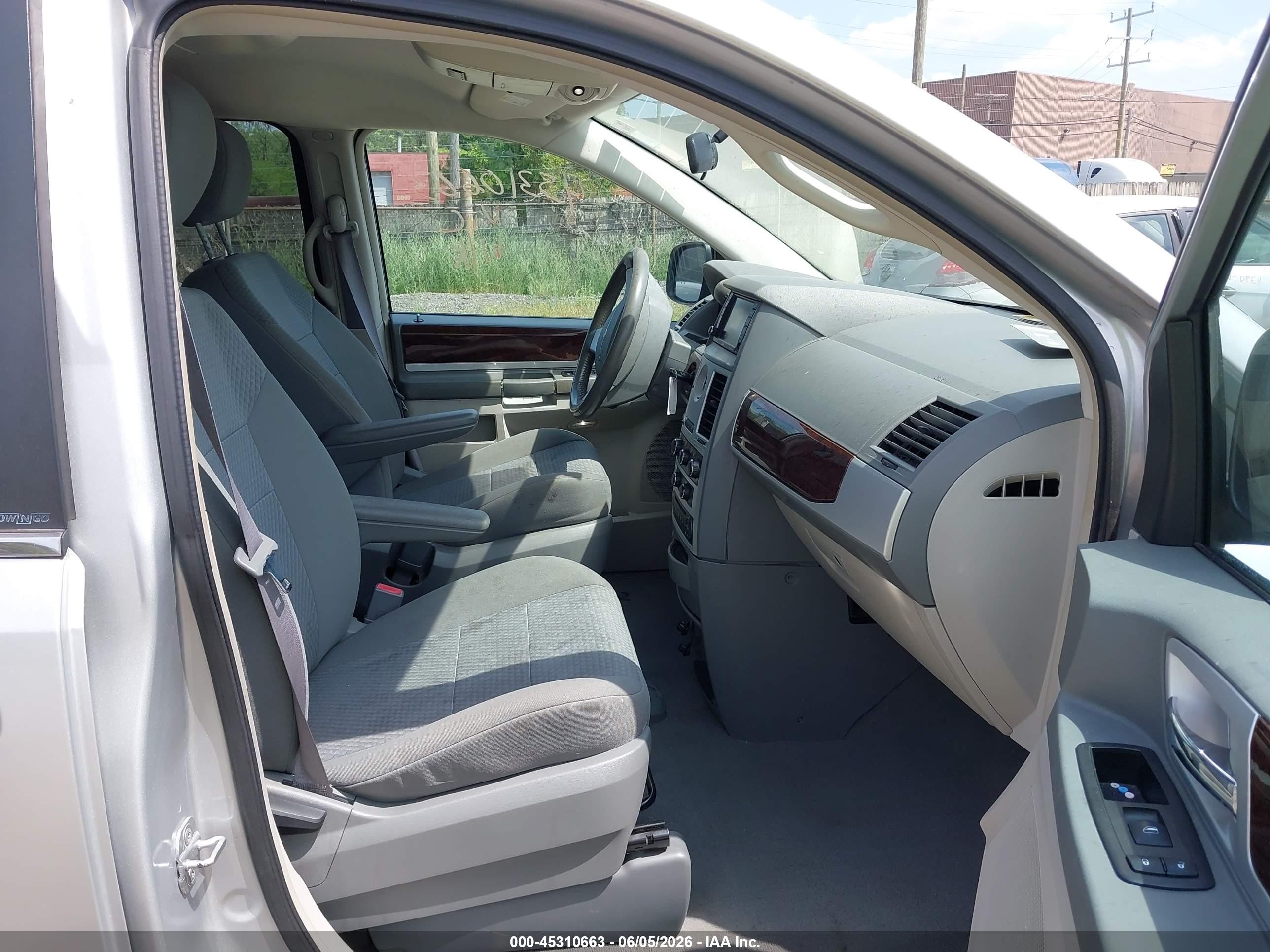 2010 Chrysler Town & Country Touring Silver vin: 2A4RR5D15AR262501