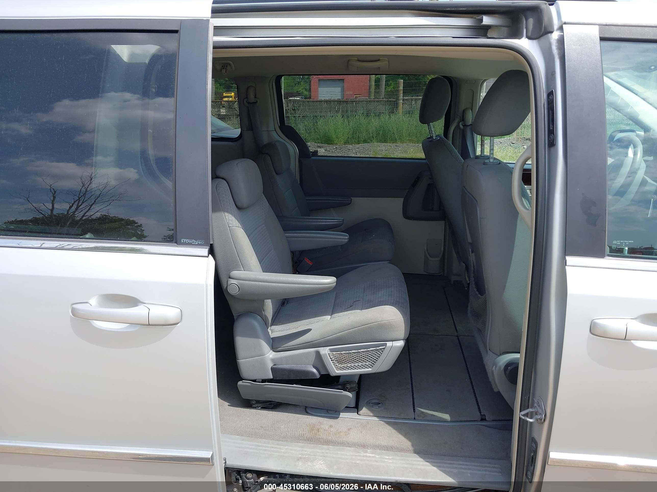 2010 Chrysler Town & Country Touring Silver vin: 2A4RR5D15AR262501