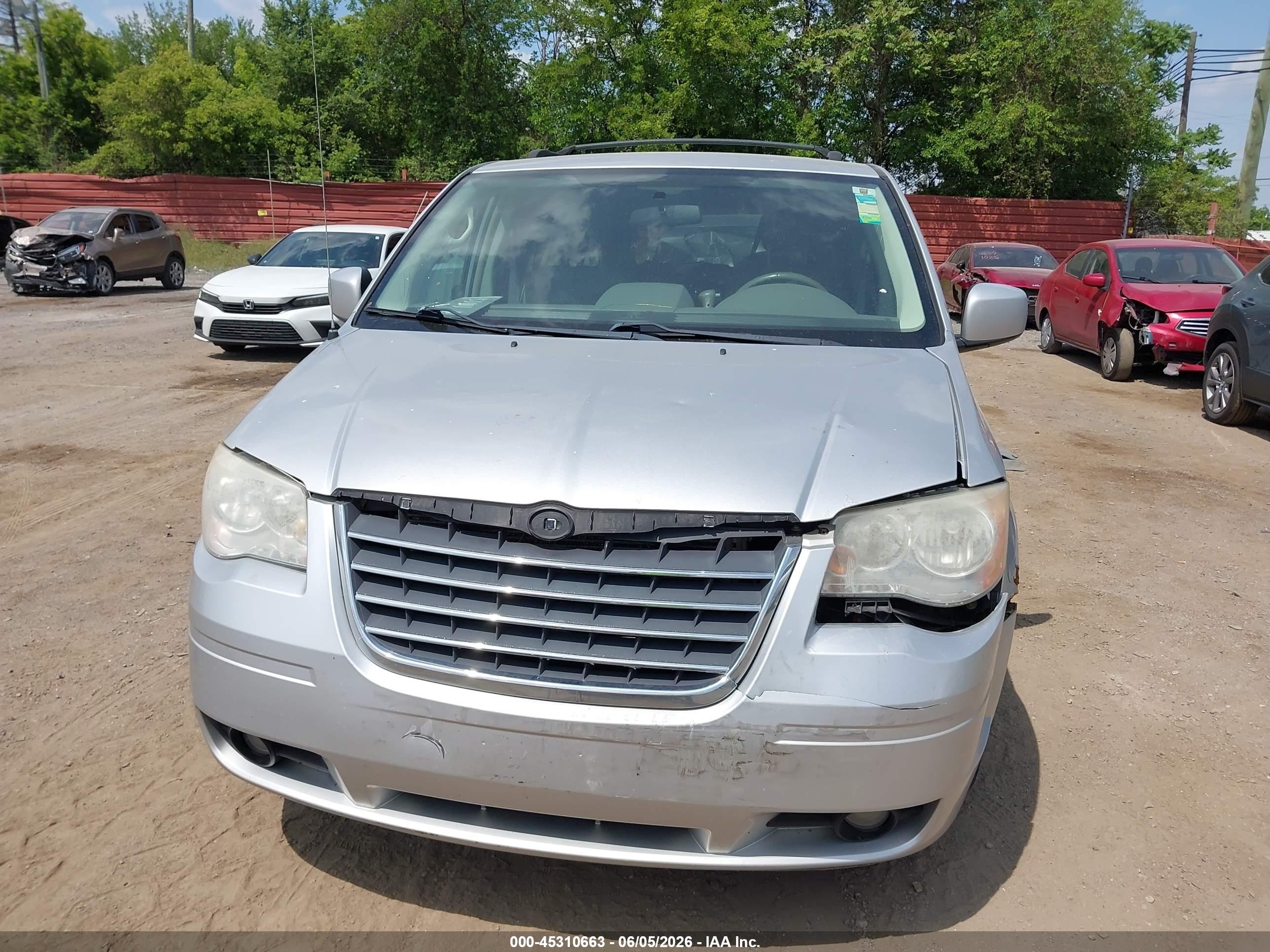 2010 Chrysler Town & Country Touring Silver vin: 2A4RR5D15AR262501