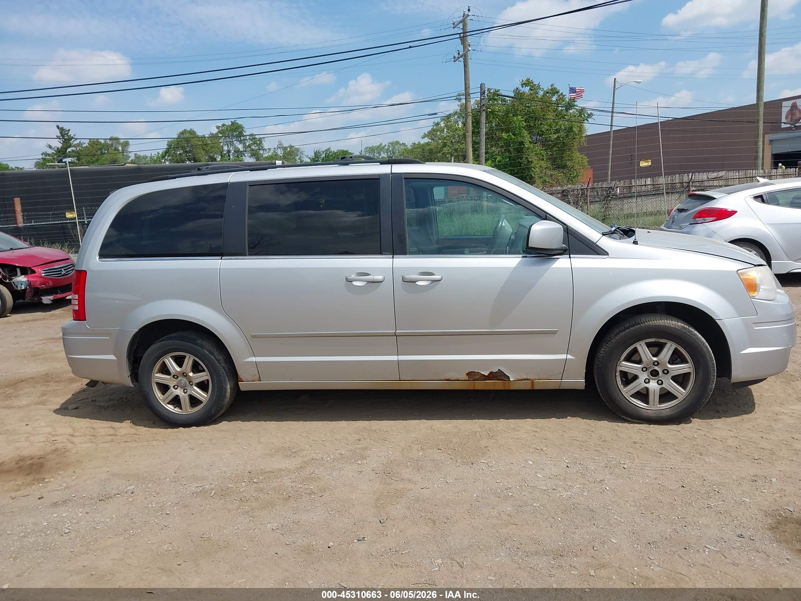 2010 Chrysler Town & Country Touring Silver vin: 2A4RR5D15AR262501