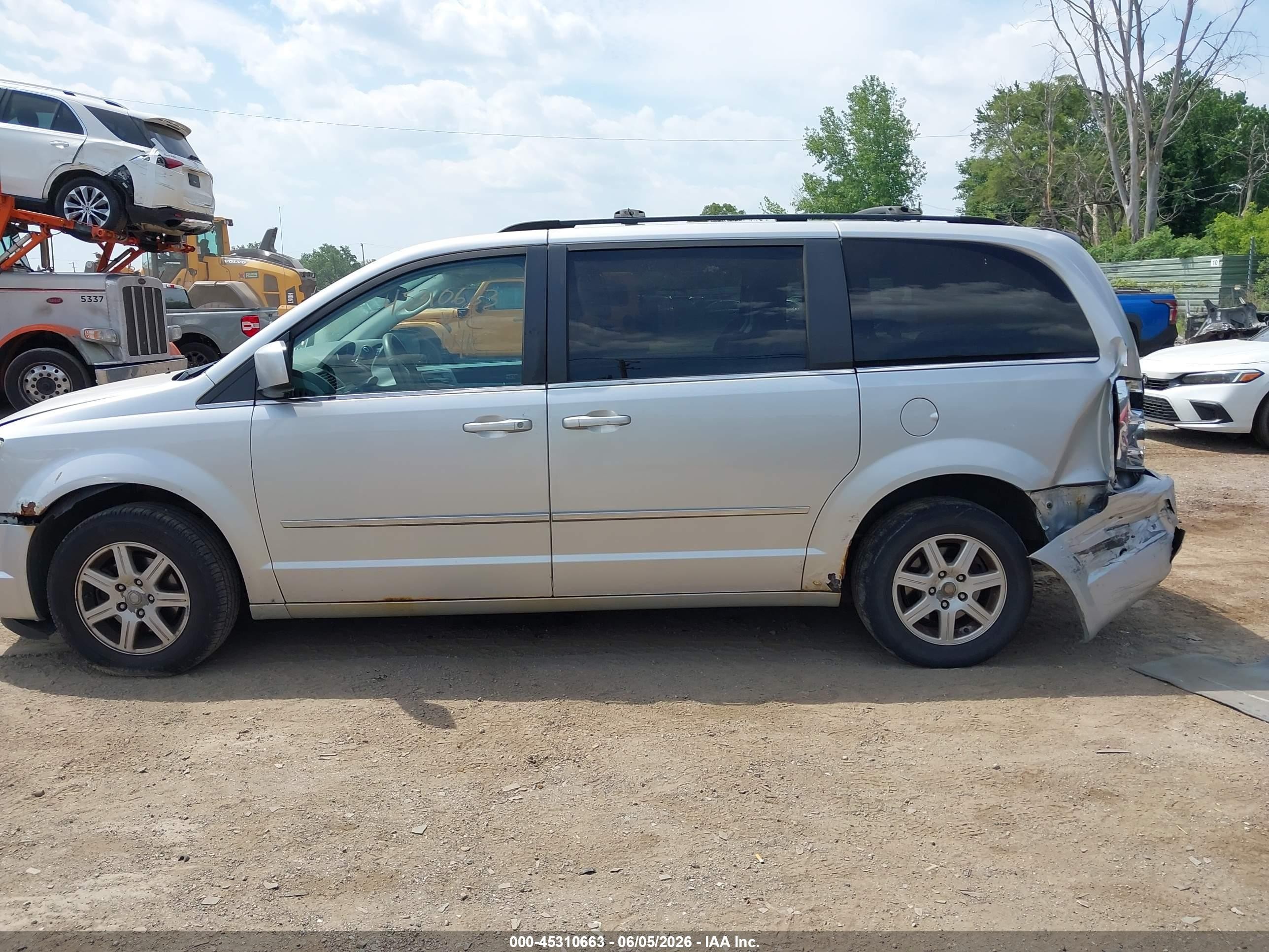2010 Chrysler Town & Country Touring Silver vin: 2A4RR5D15AR262501