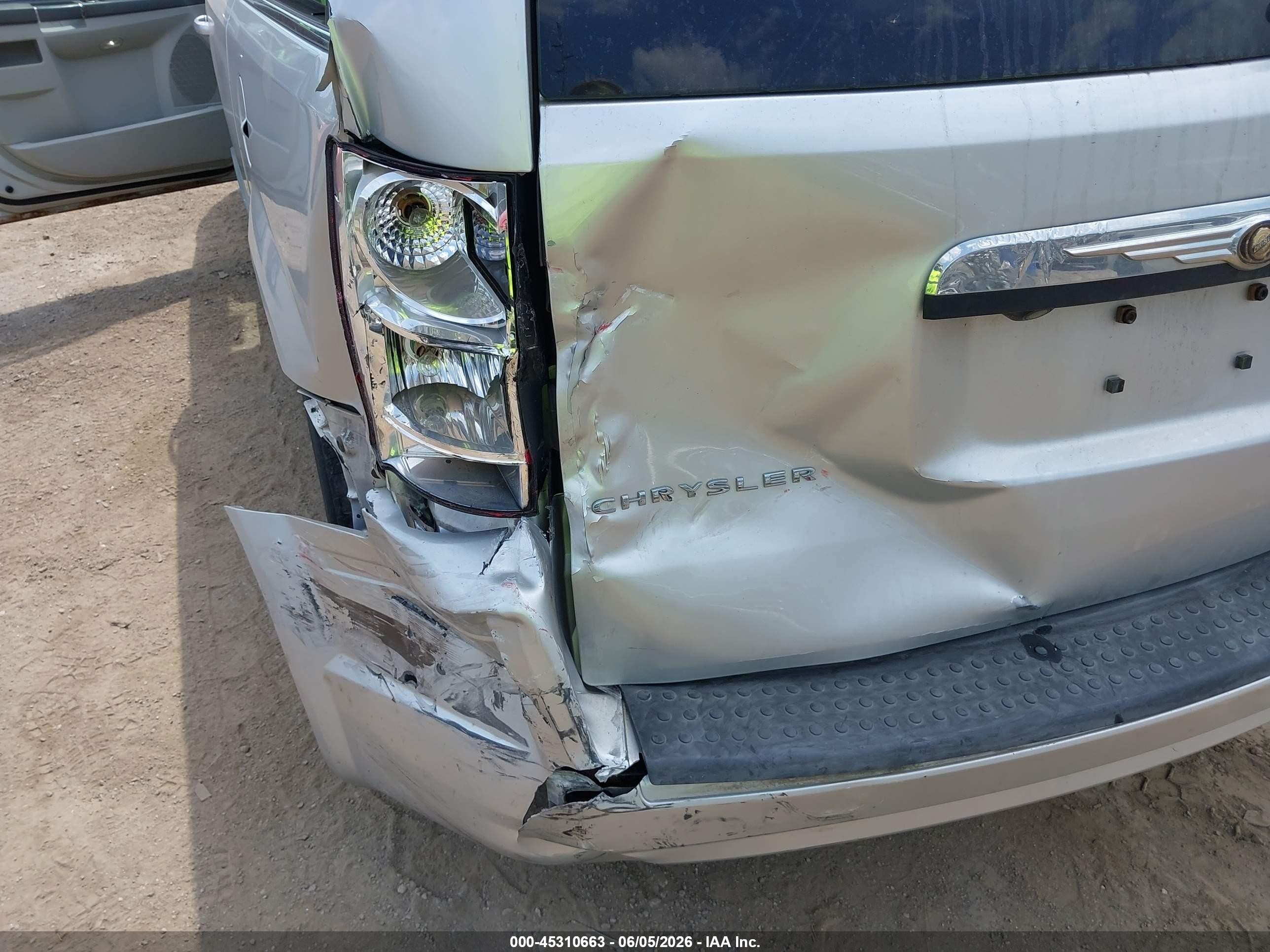 2010 Chrysler Town & Country Touring Silver vin: 2A4RR5D15AR262501