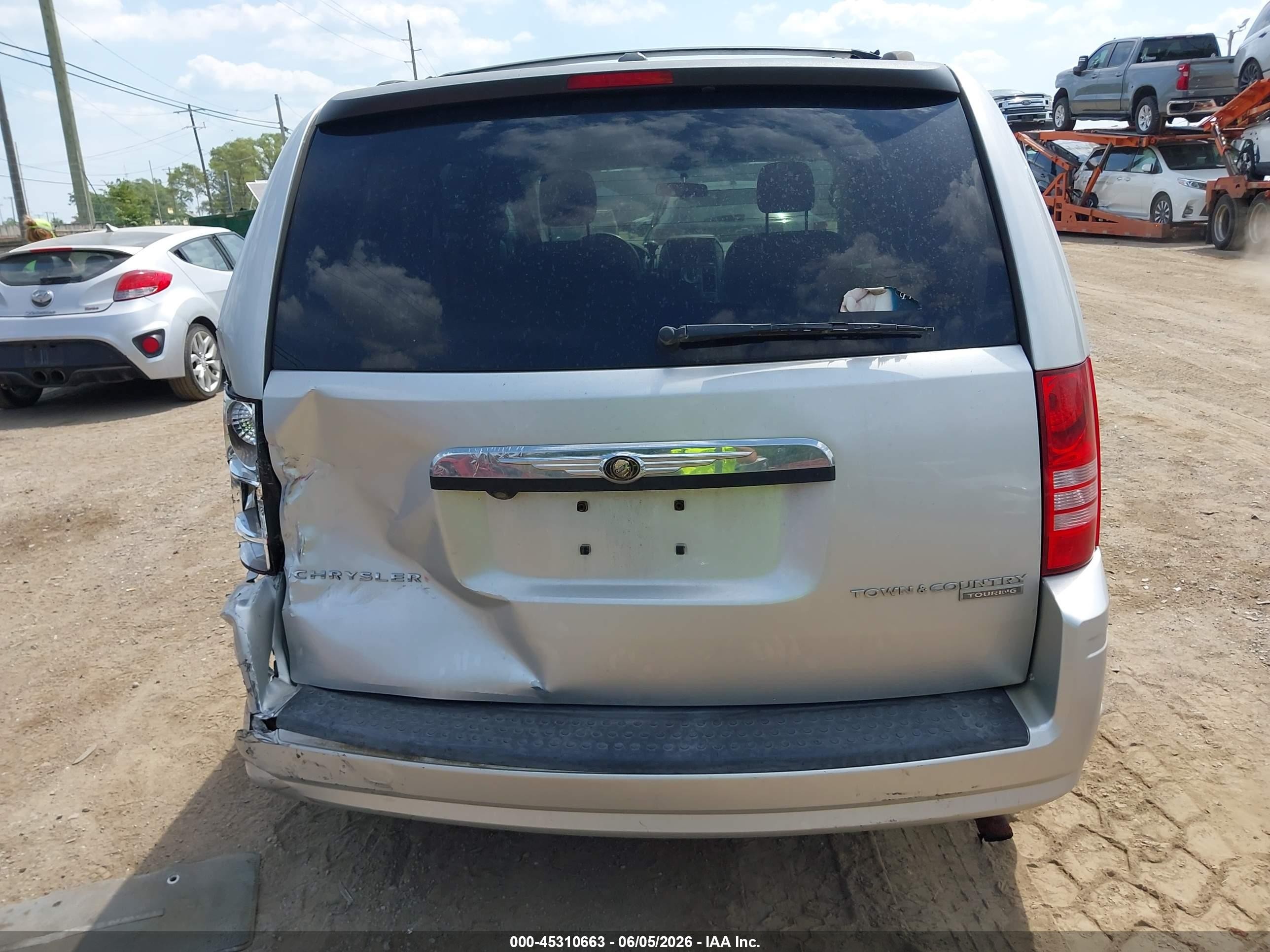 2010 Chrysler Town & Country Touring Silver vin: 2A4RR5D15AR262501