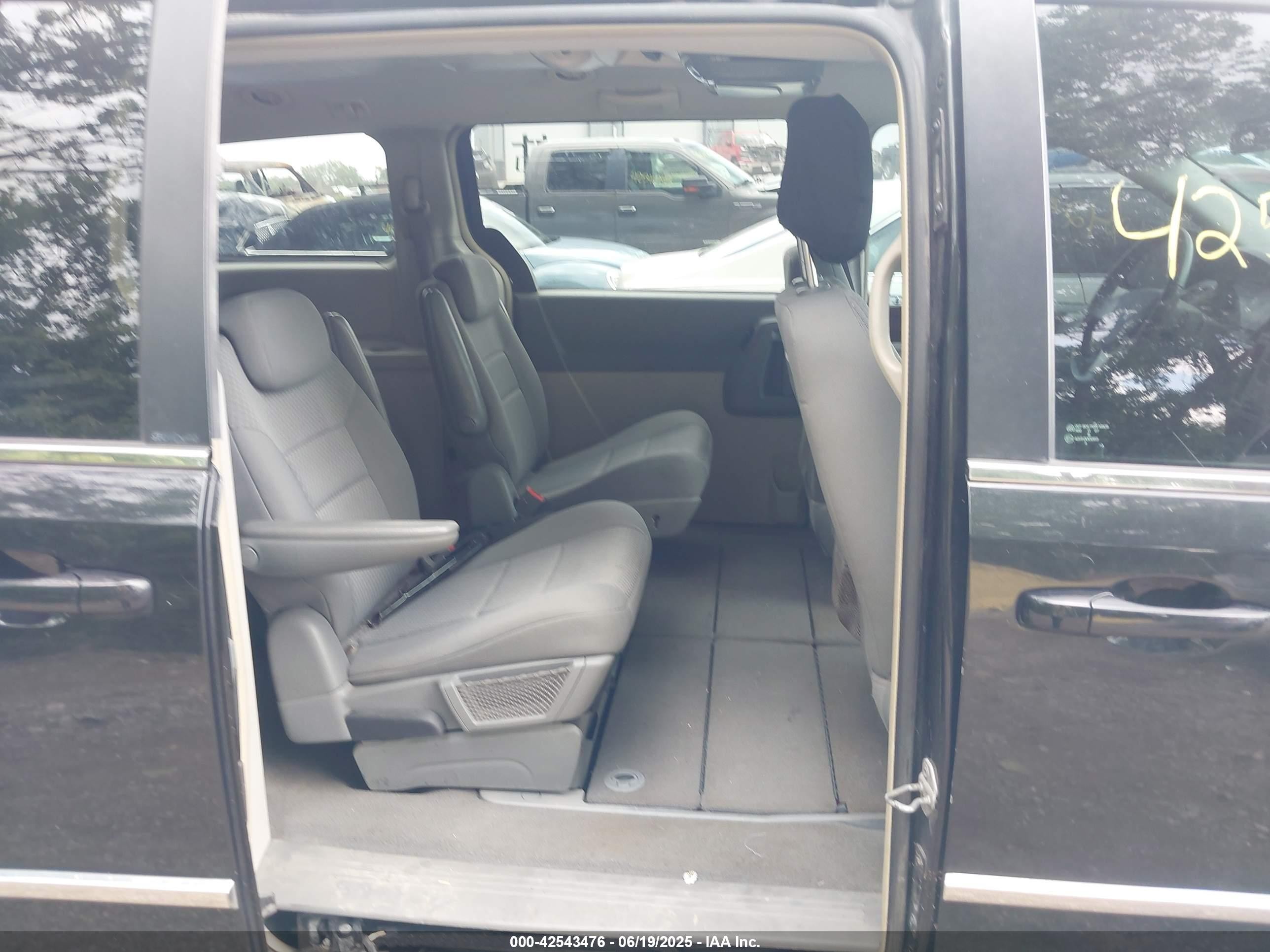 2010 Chrysler Town & Country Touring Black vin: 2A4RR5D15AR305122