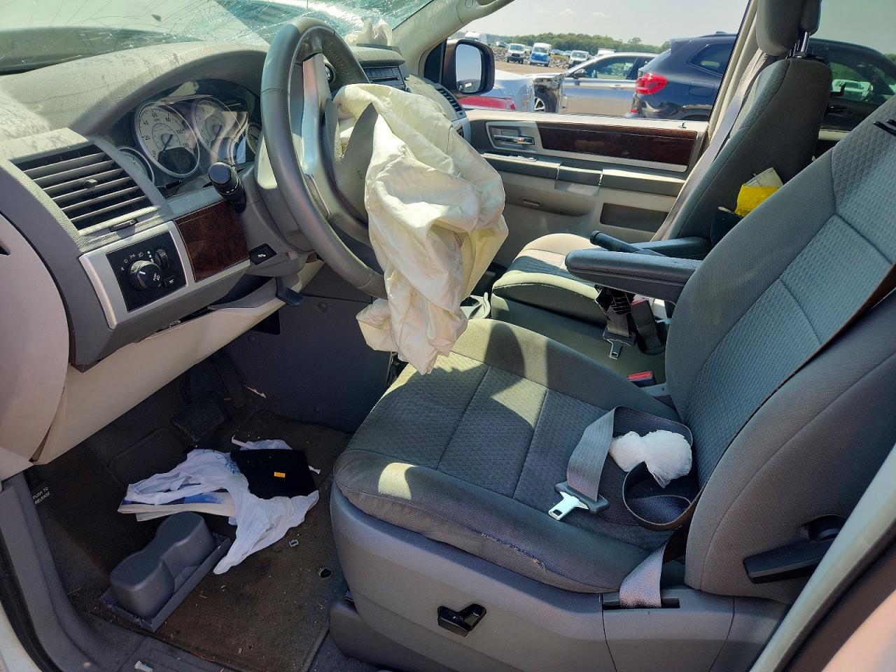 2010 Chrysler Town & Country Touring White vin: 2A4RR5D15AR305153