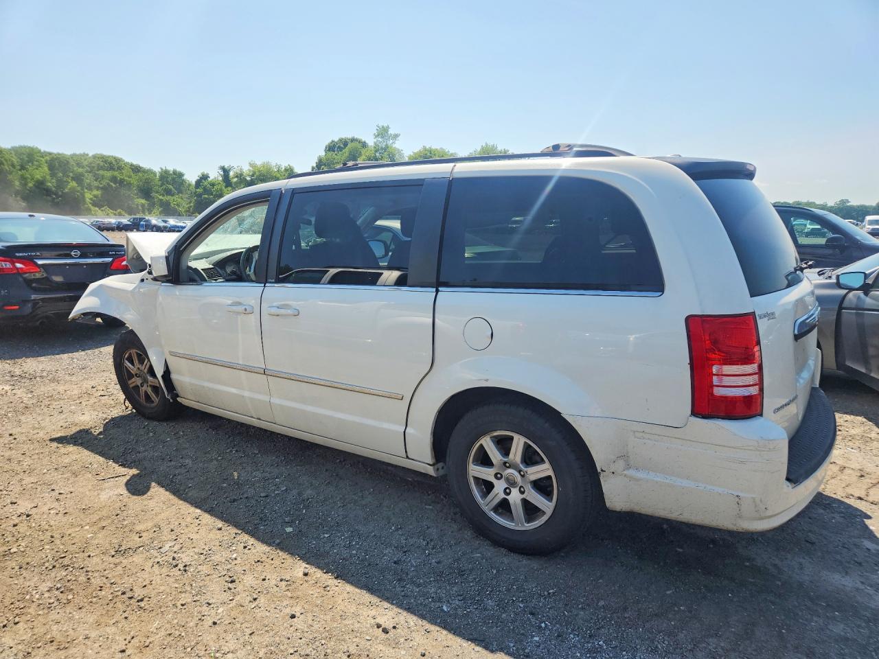 2010 Chrysler Town & Country Touring White vin: 2A4RR5D15AR305153