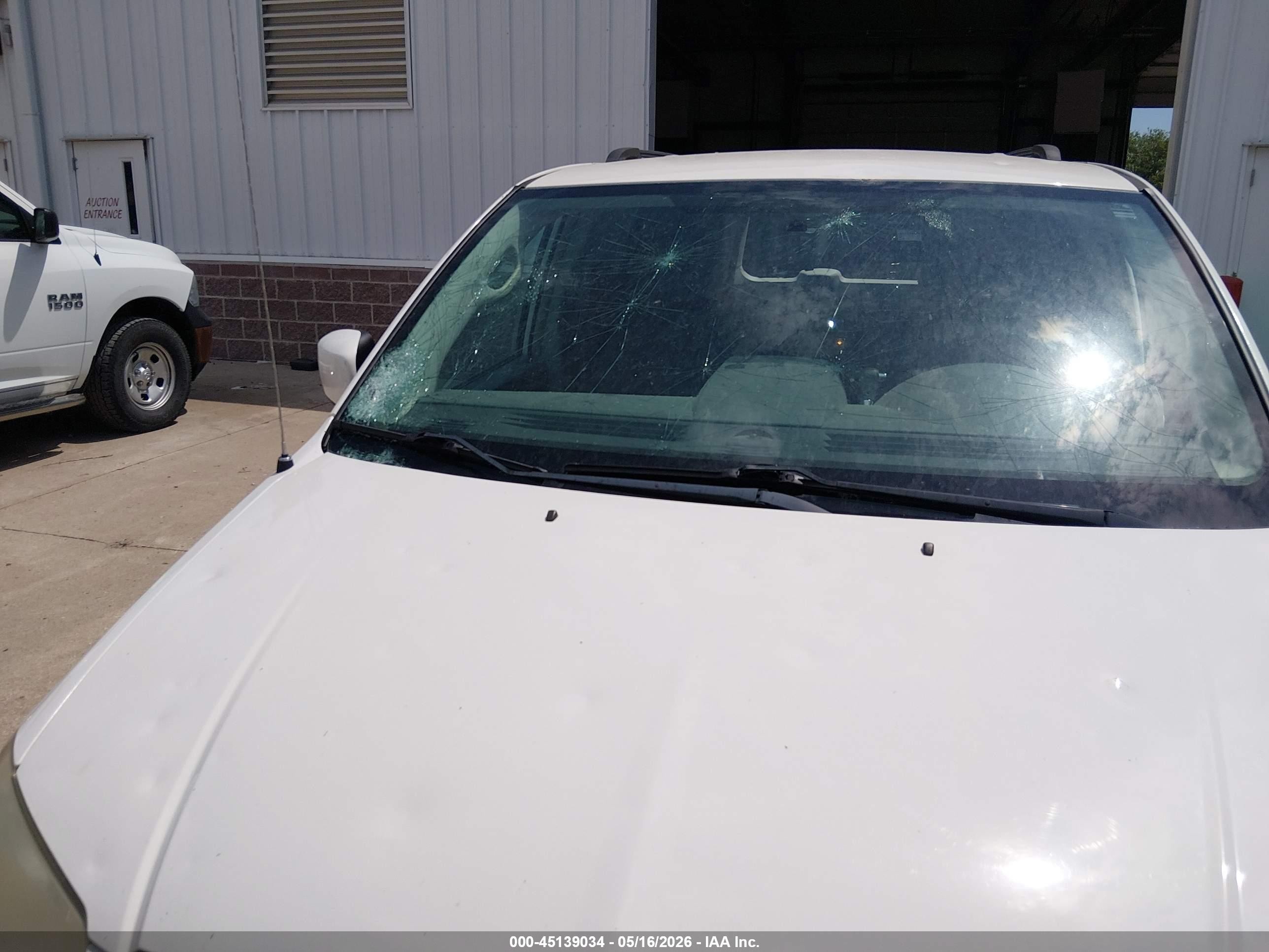 2010 Chrysler Town & Country Touring White vin: 2A4RR5D15AR467798