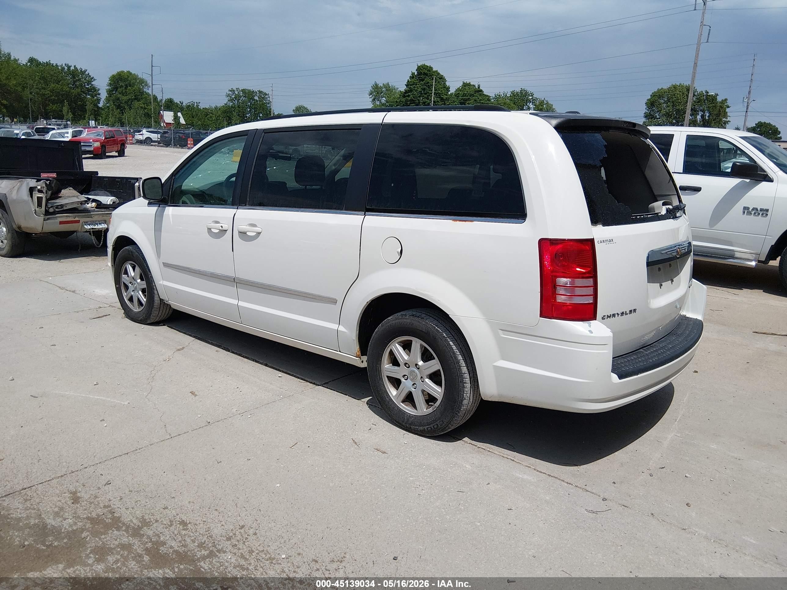 2010 Chrysler Town & Country Touring White vin: 2A4RR5D15AR467798