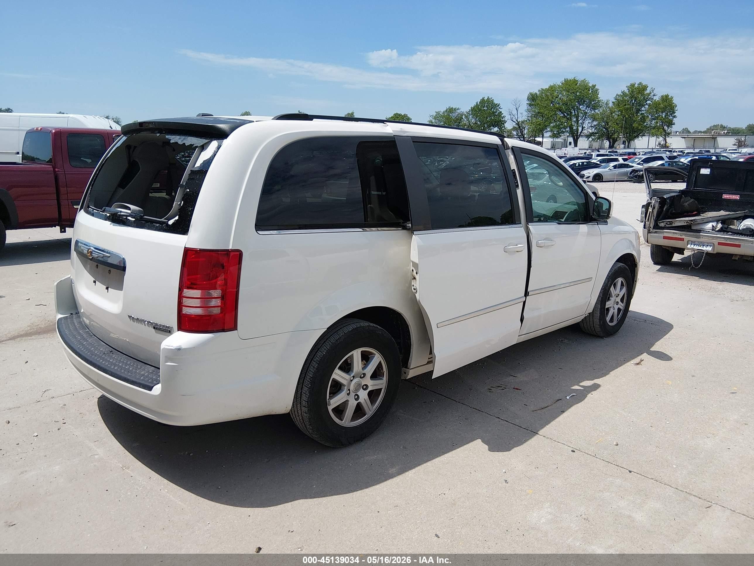 2010 Chrysler Town & Country Touring White vin: 2A4RR5D15AR467798