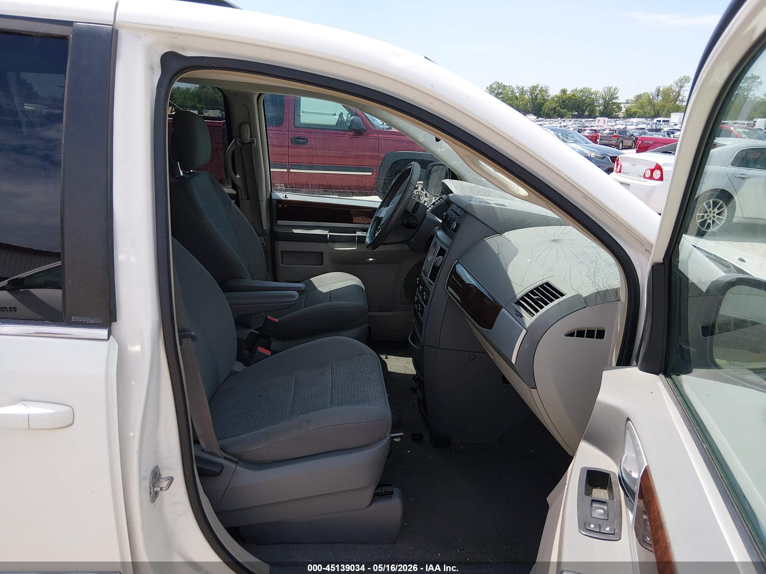 2010 Chrysler Town & Country Touring White vin: 2A4RR5D15AR467798