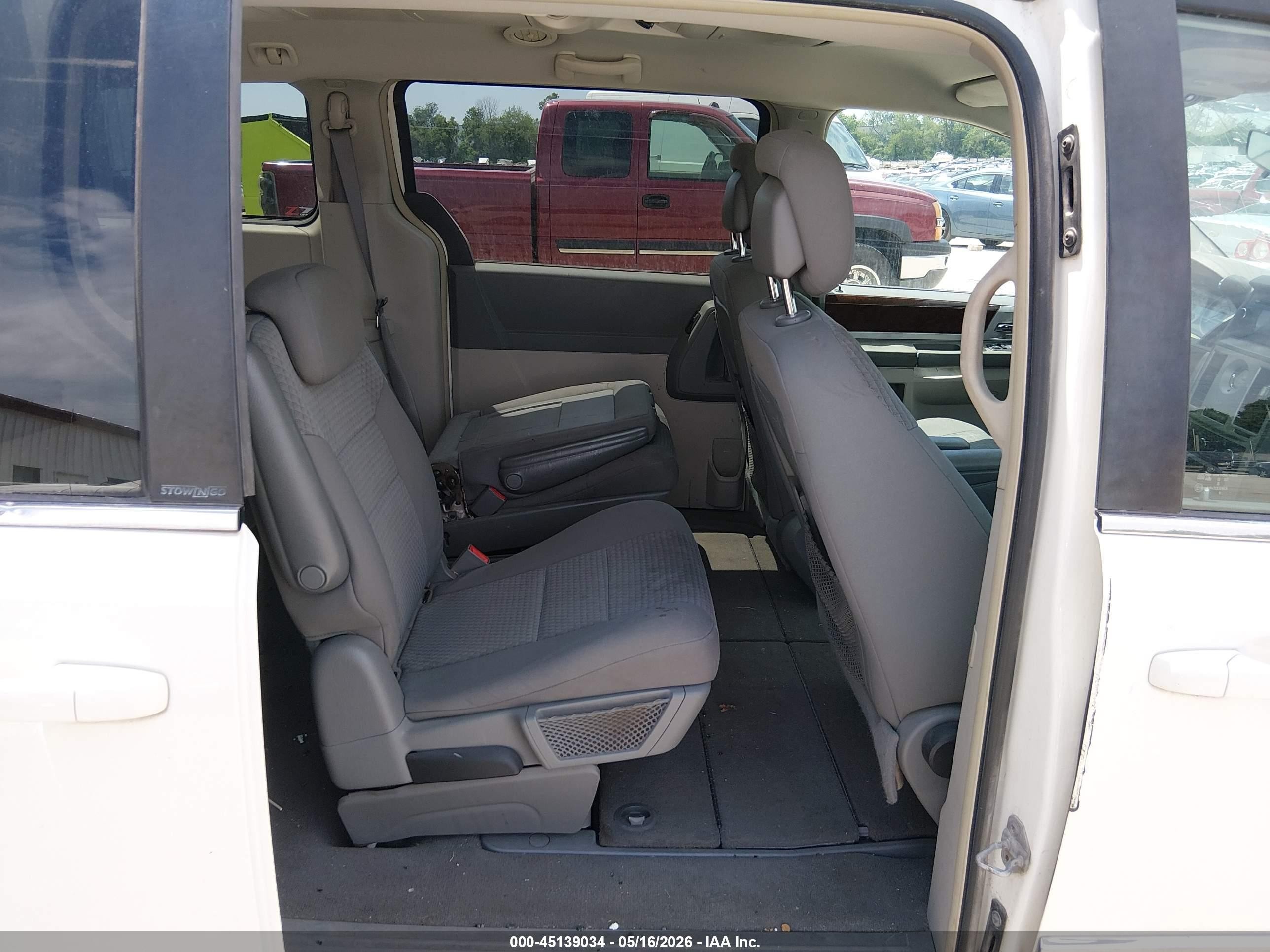 2010 Chrysler Town & Country Touring White vin: 2A4RR5D15AR467798