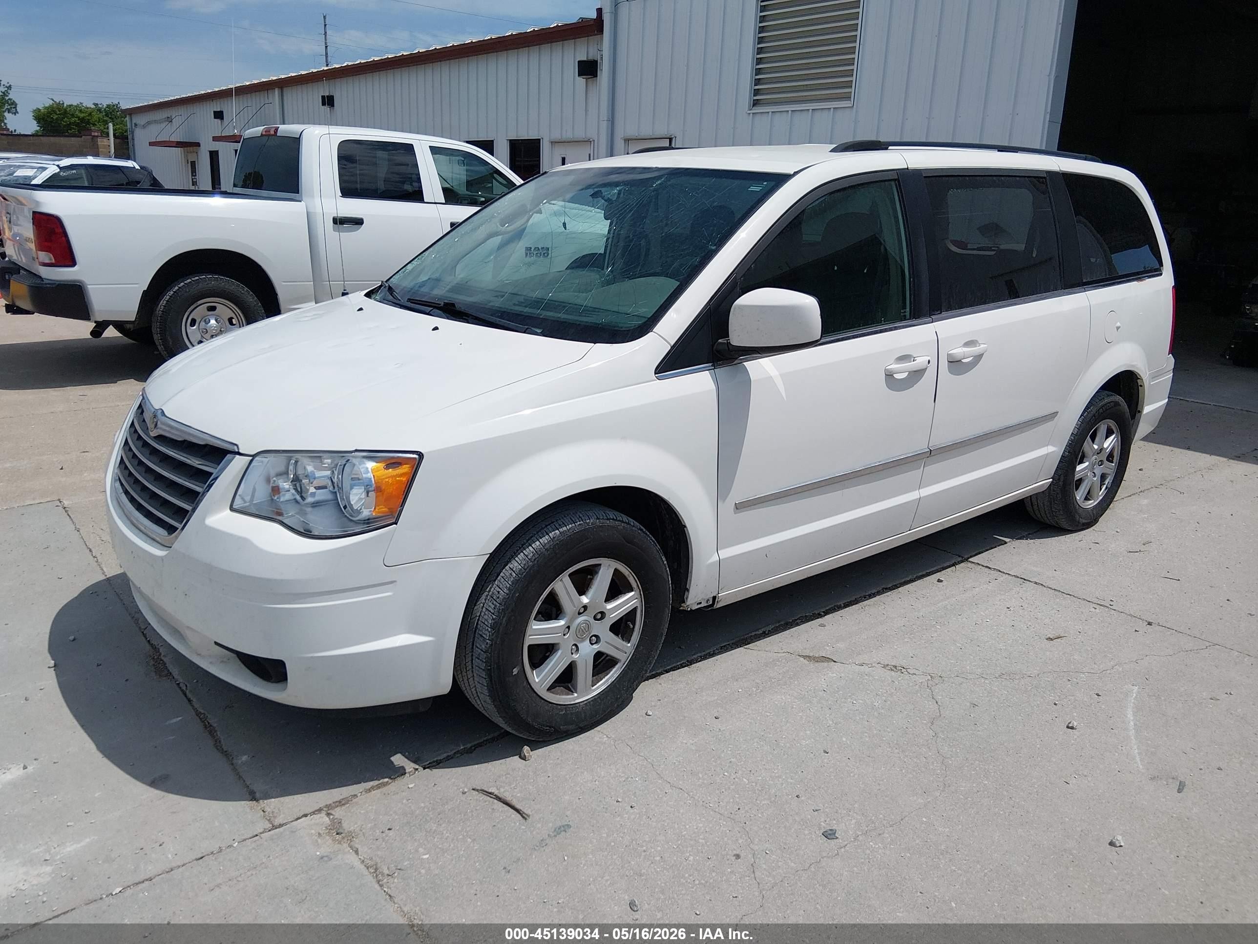 2010 Chrysler Town & Country Touring White vin: 2A4RR5D15AR467798