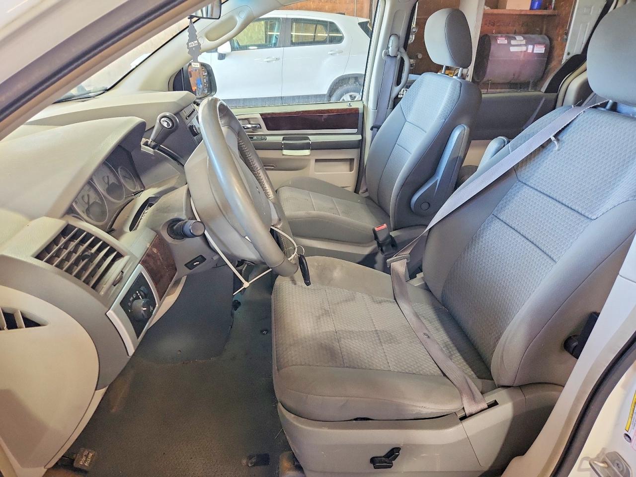 2010 Chrysler Town & Country Touring White vin: 2A4RR5D16AR131979