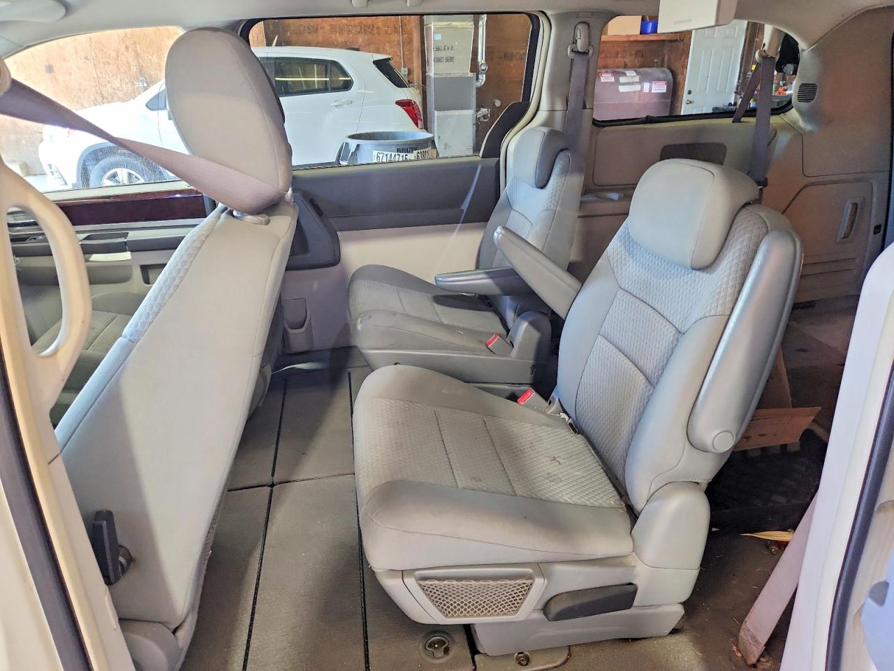 2010 Chrysler Town & Country Touring White vin: 2A4RR5D16AR131979