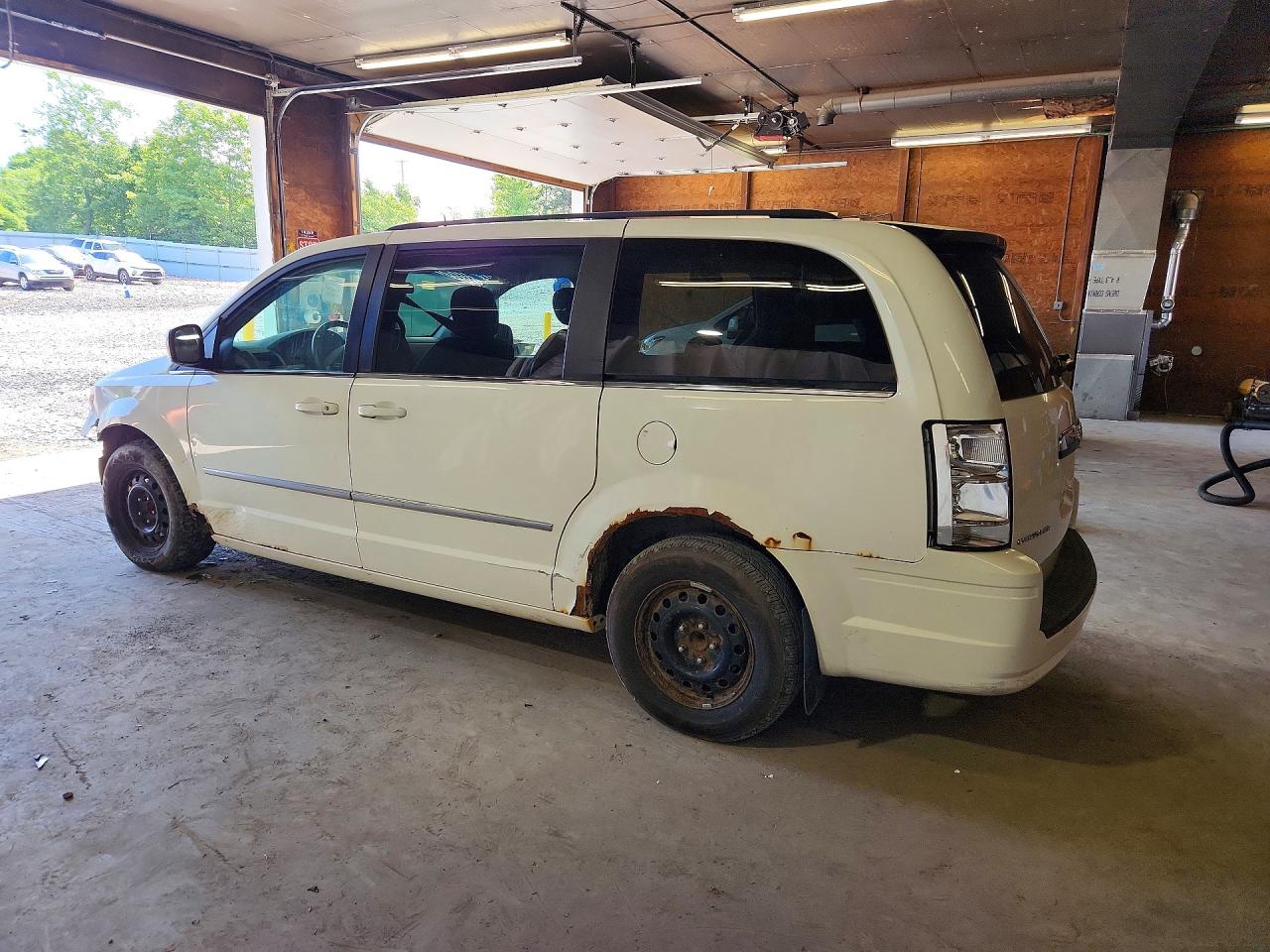 2010 Chrysler Town & Country Touring White vin: 2A4RR5D16AR131979