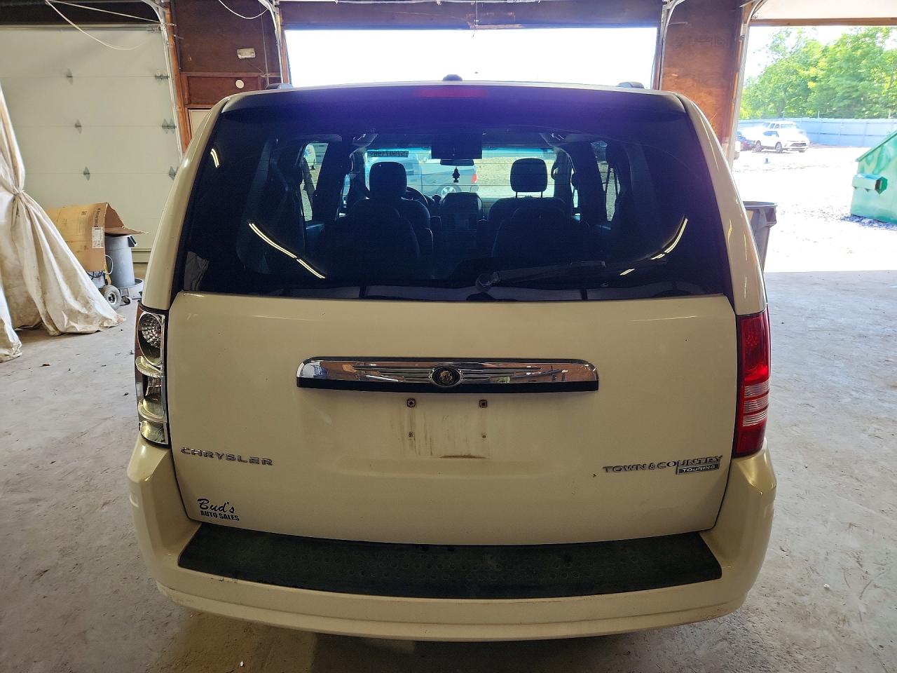 2010 Chrysler Town & Country Touring White vin: 2A4RR5D16AR131979