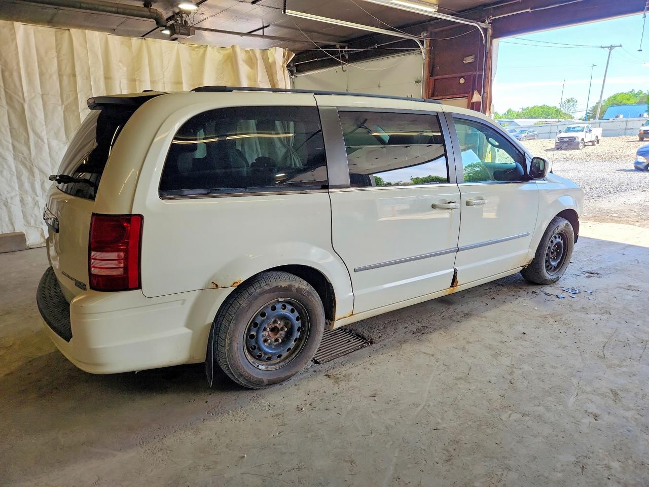 2010 Chrysler Town & Country Touring White vin: 2A4RR5D16AR131979