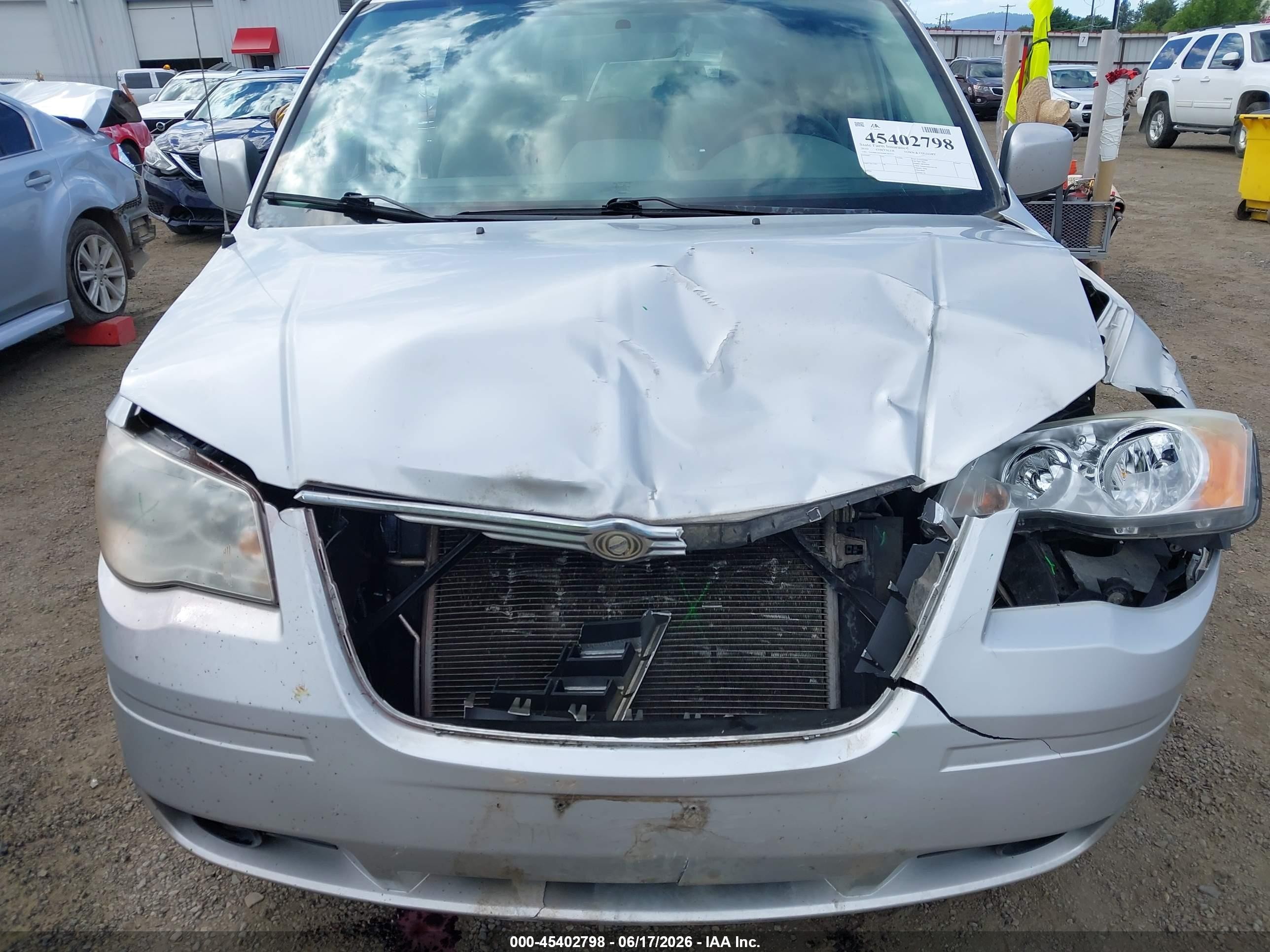 2010 Chrysler Town & Country Touring Silver vin: 2A4RR5D16AR166375