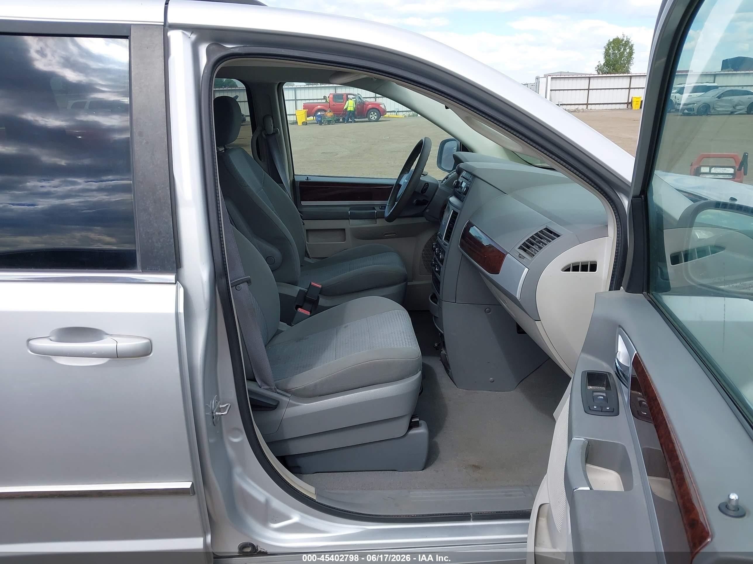 2010 Chrysler Town & Country Touring Silver vin: 2A4RR5D16AR166375
