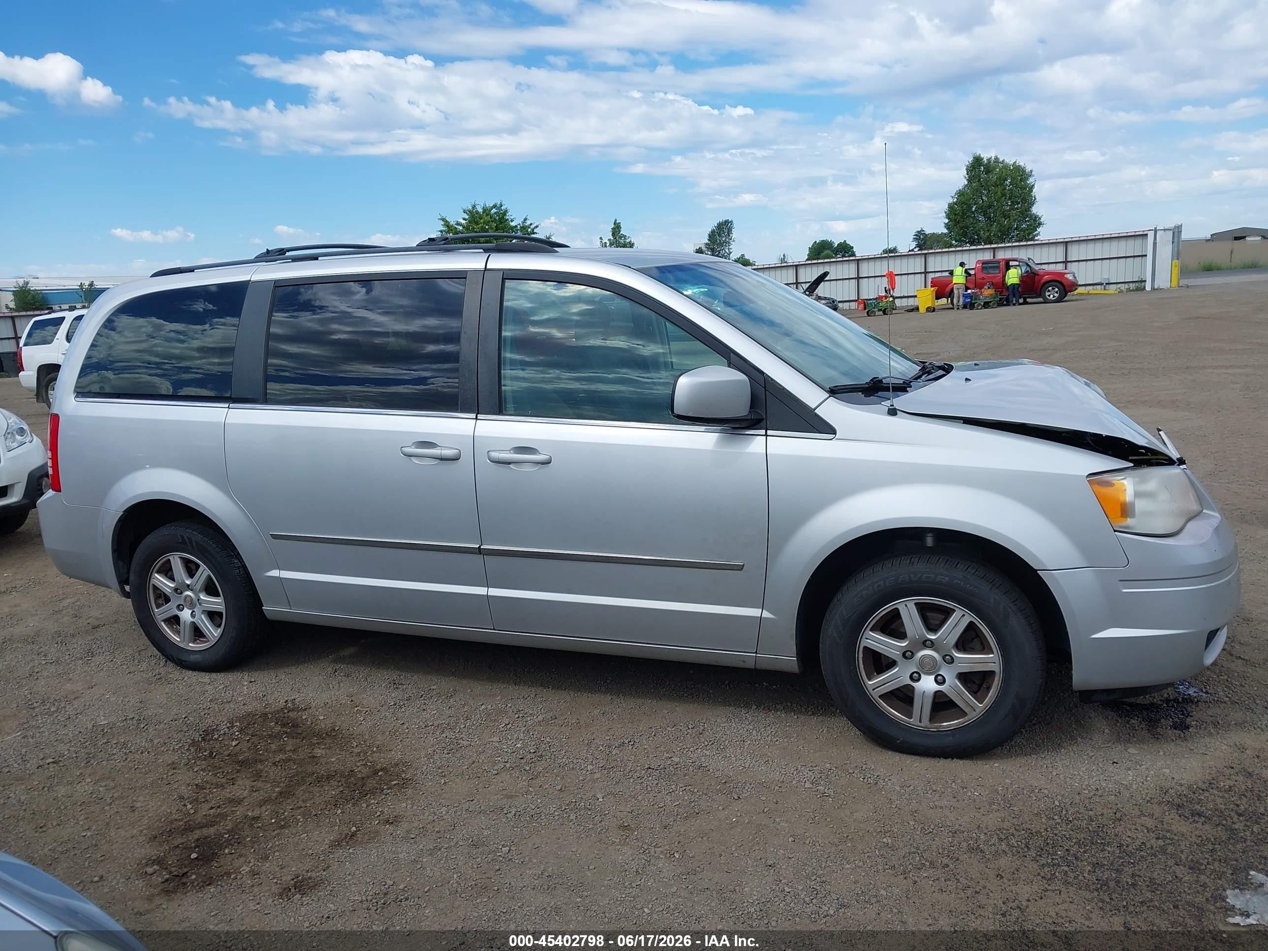 2010 Chrysler Town & Country Touring Silver vin: 2A4RR5D16AR166375