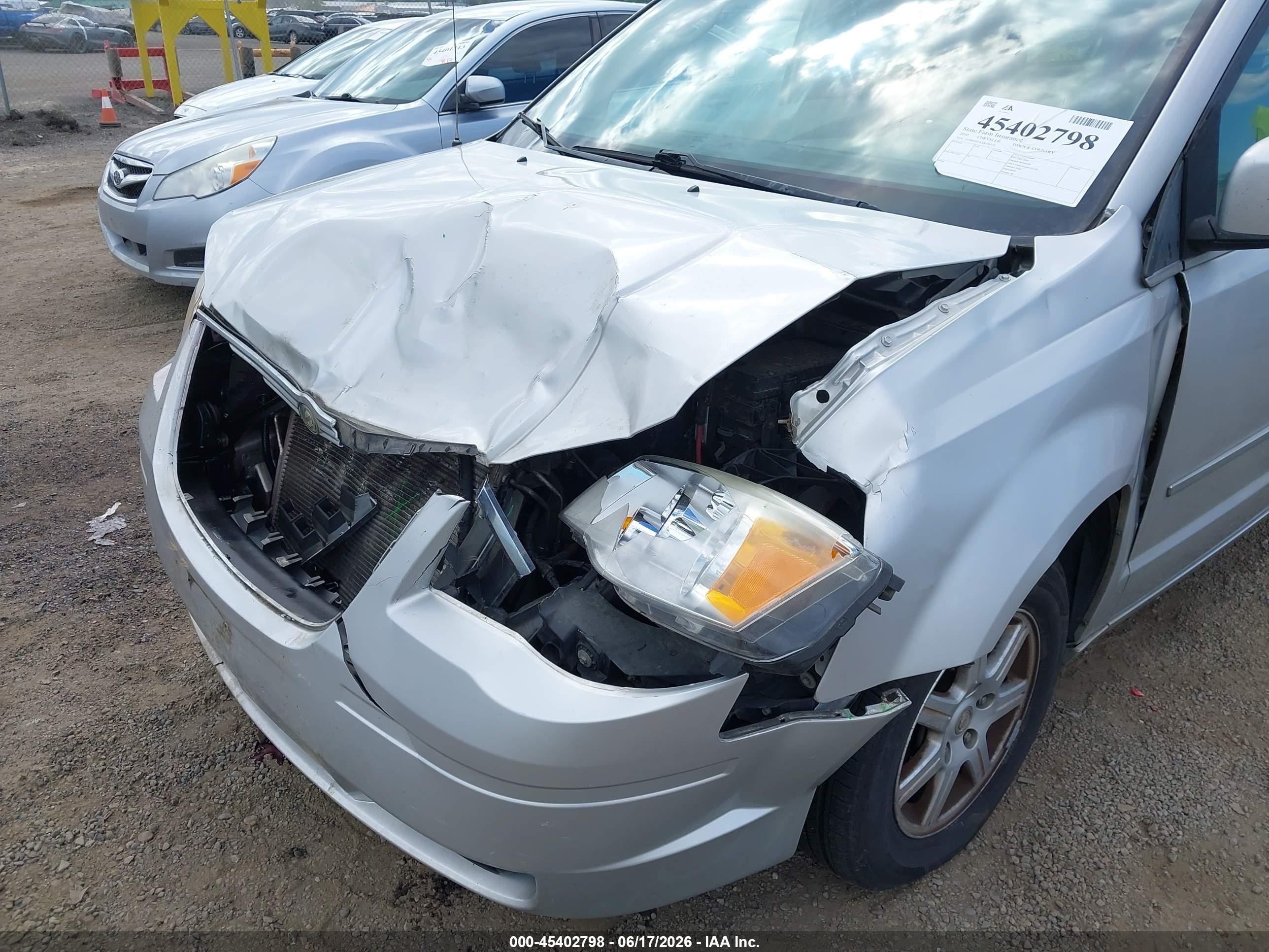 2010 Chrysler Town & Country Touring Silver vin: 2A4RR5D16AR166375