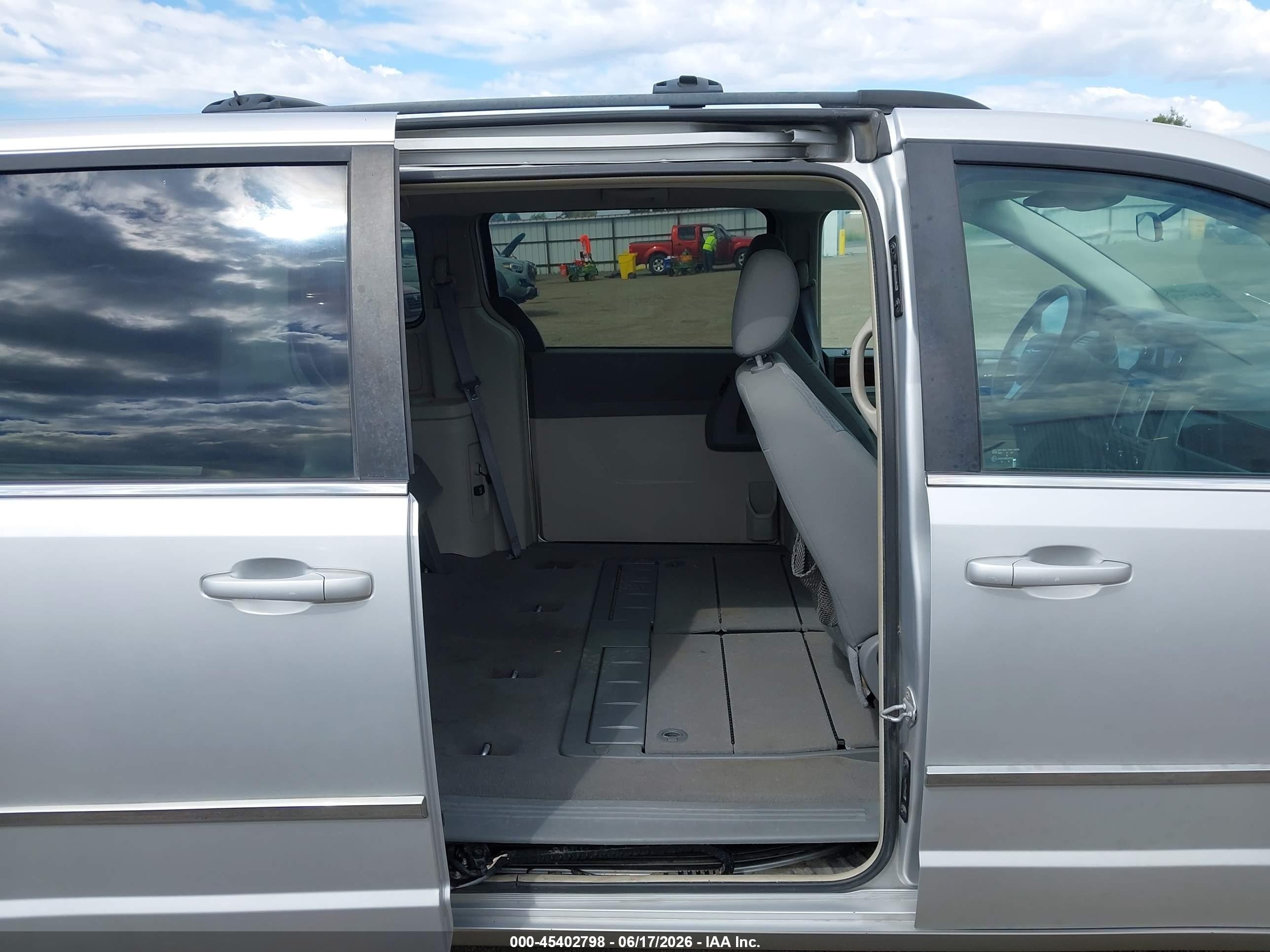 2010 Chrysler Town & Country Touring Silver vin: 2A4RR5D16AR166375