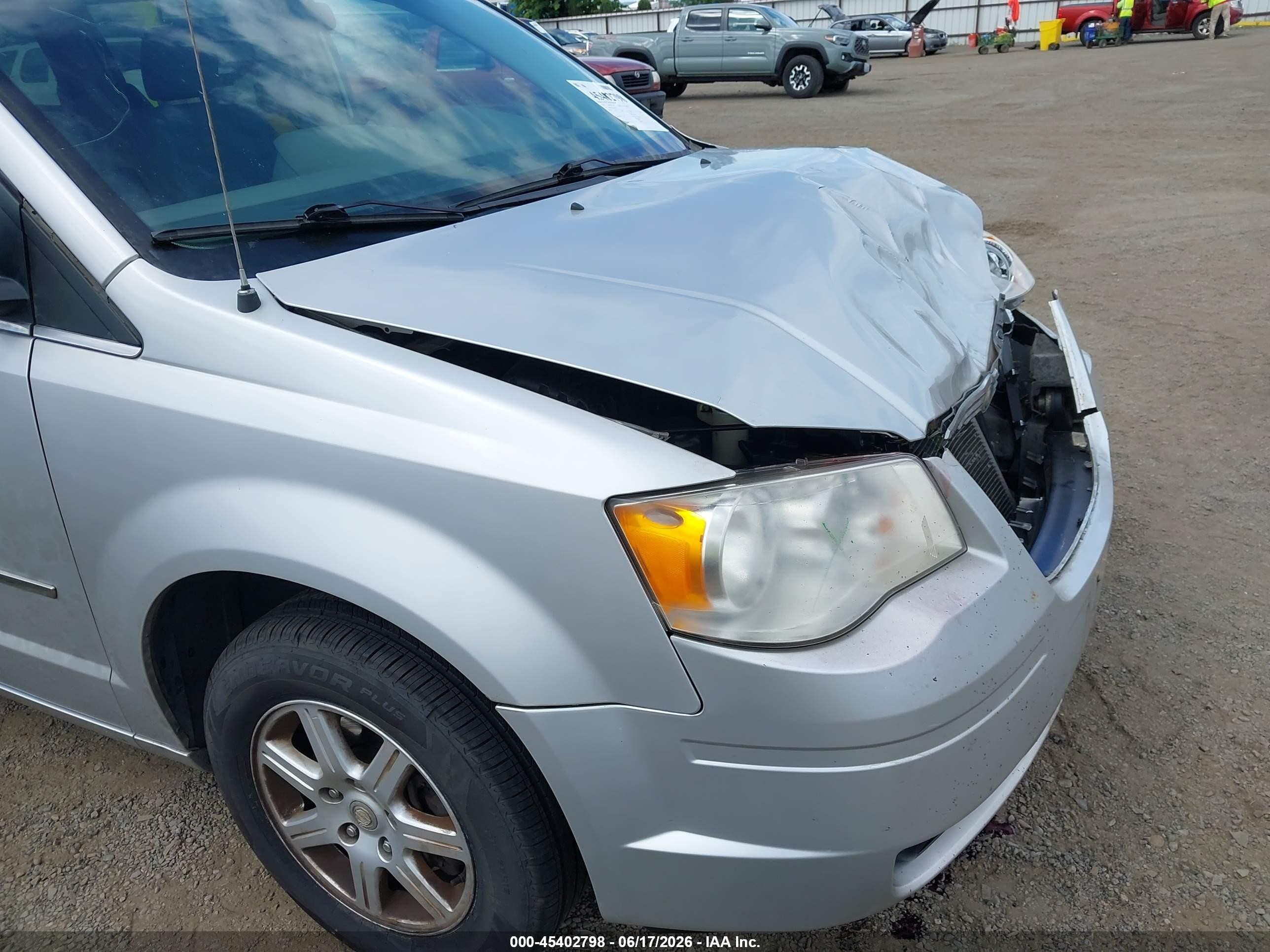 2010 Chrysler Town & Country Touring Silver vin: 2A4RR5D16AR166375