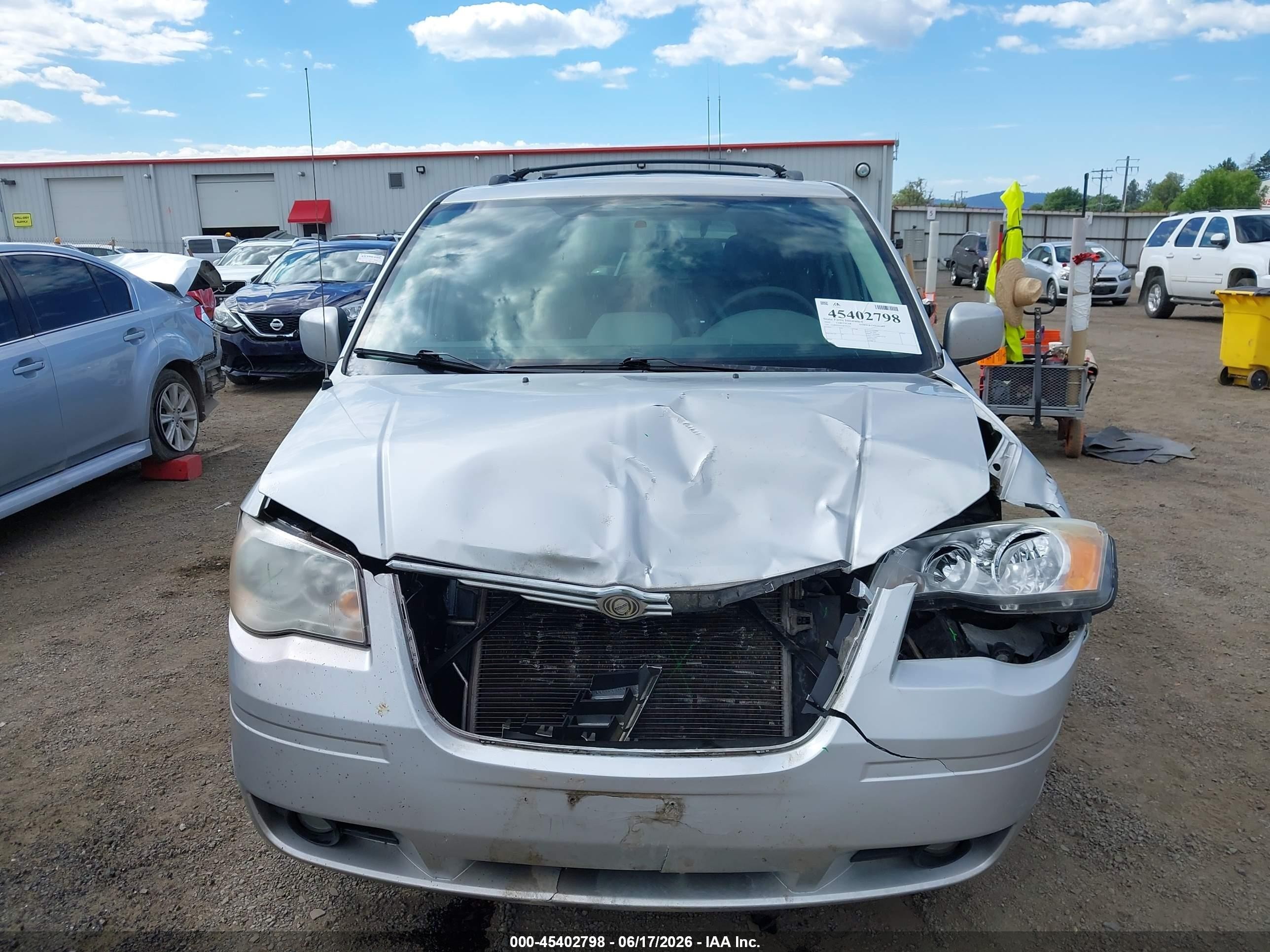 2010 Chrysler Town & Country Touring Silver vin: 2A4RR5D16AR166375