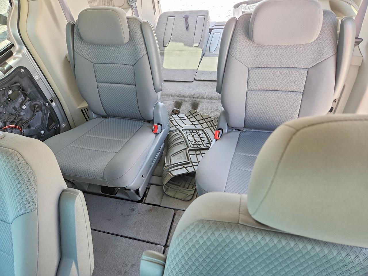 2010 Chrysler Town & Country Touring Серебряный vin: 2A4RR5D16AR226591