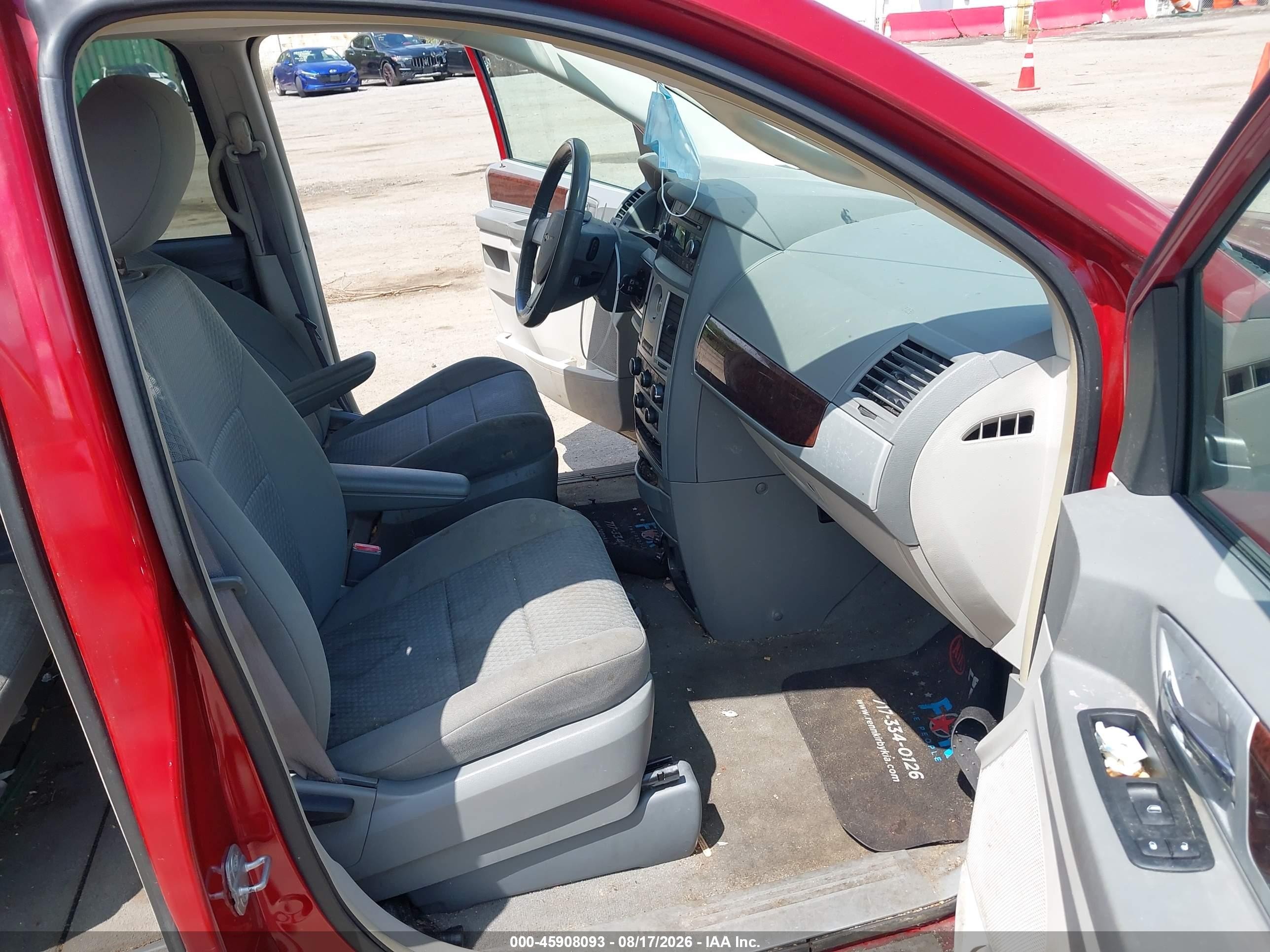 2010 Chrysler Town & Country Touring Red vin: 2A4RR5D16AR250096
