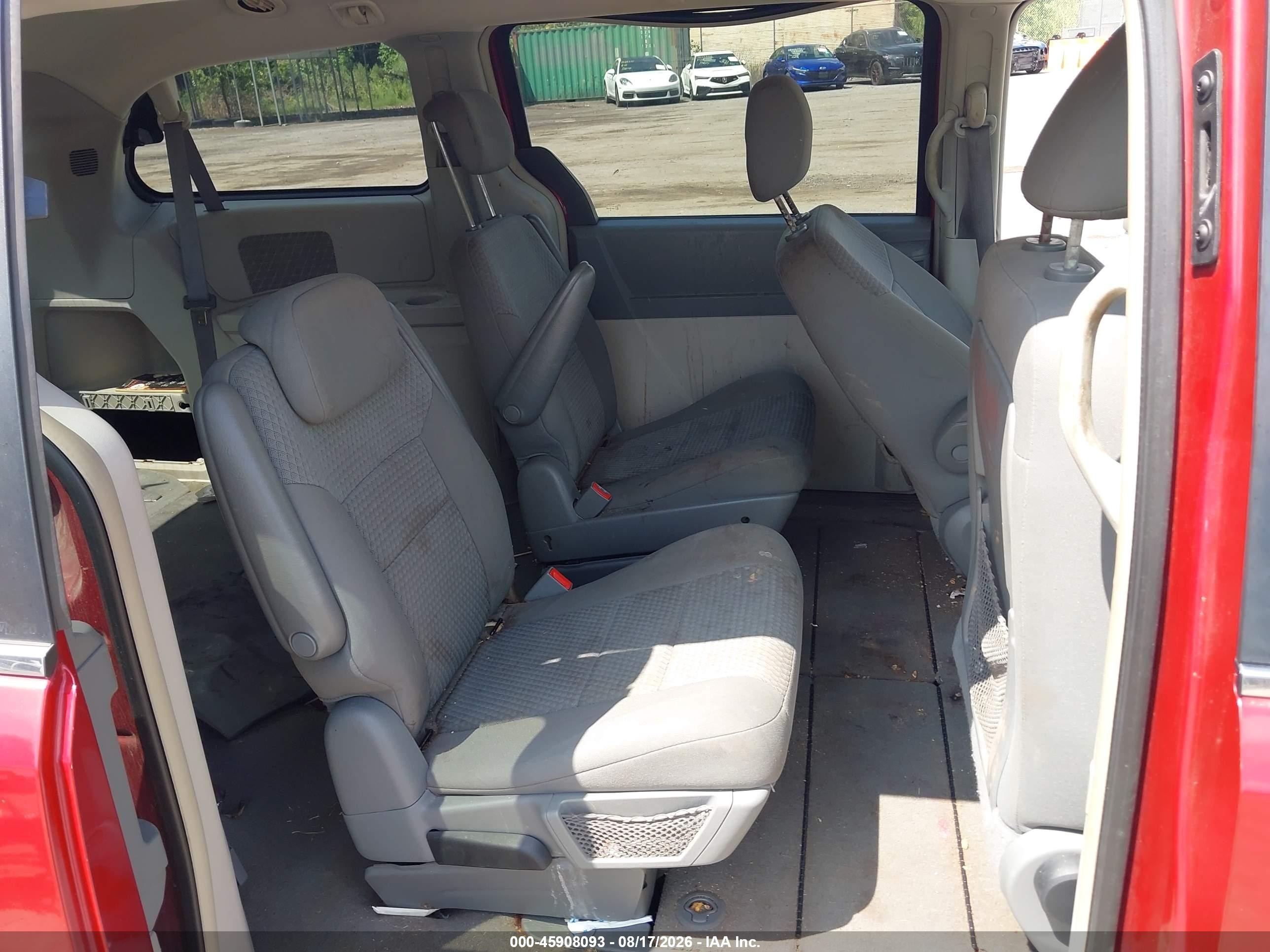 2010 Chrysler Town & Country Touring Red vin: 2A4RR5D16AR250096